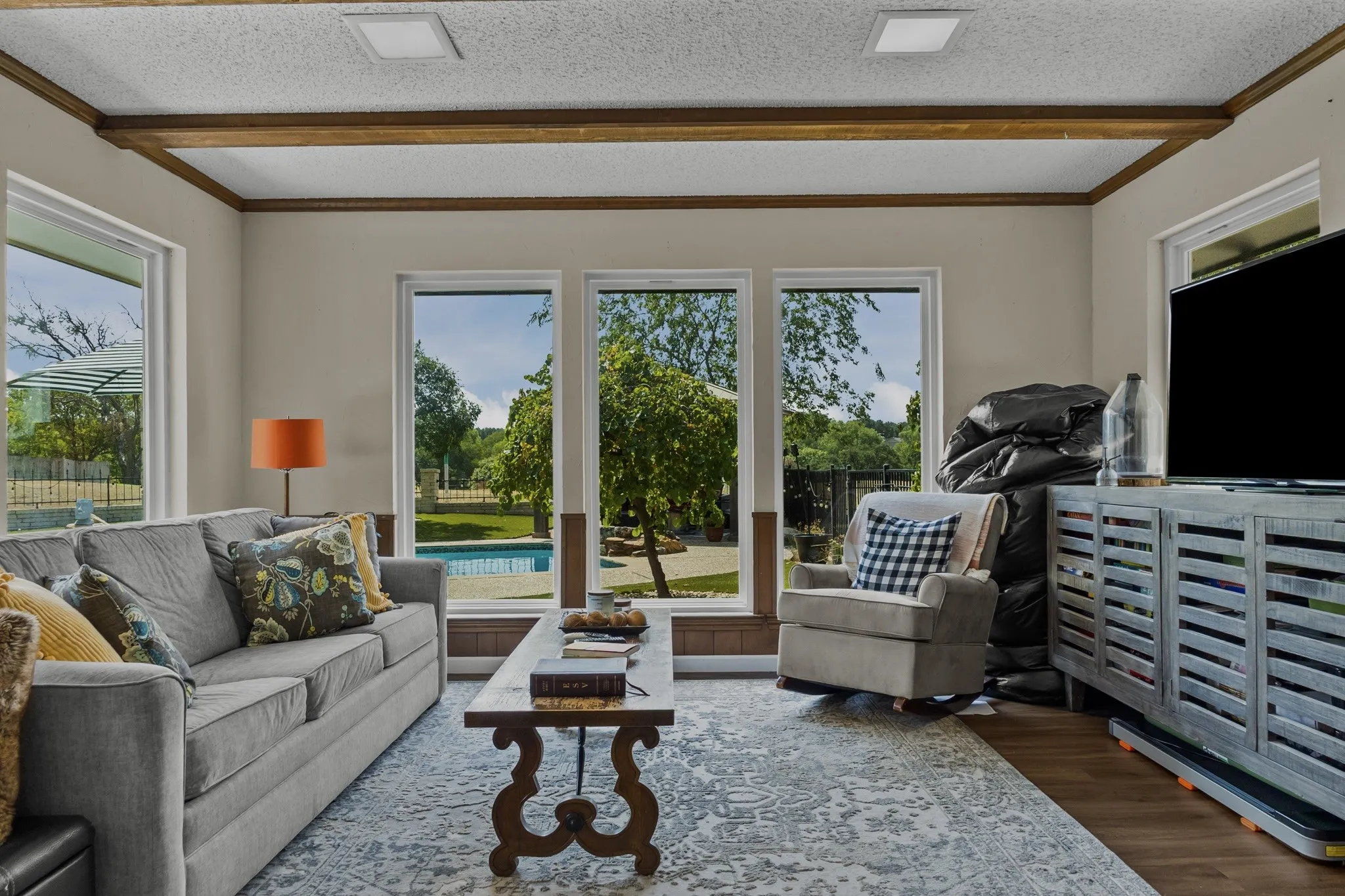 Exposed ceiling beams complement the neutral wall tones