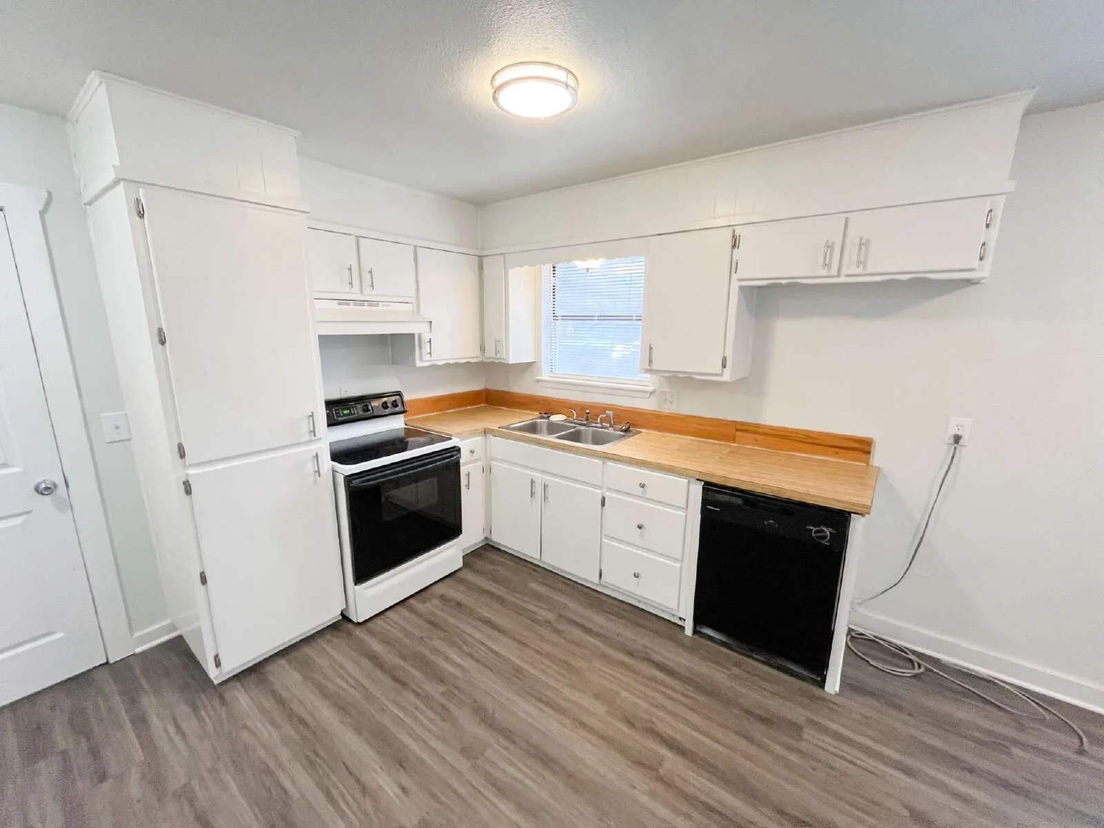 Single Family Residence For Rent in Hood County , 206 E 3rd Street, Tolar, Texas 76476, 3 Bedroom, 1 Bathroom, 2 Garage spaces, 1,350 Sqft, built in 1979, mls#21349264, Real Estate Agent in Tolar, Homes For Rent in Hood county, Homes For Rent in Tolar, Realtor in Tolar Texas, Real Estate Brokerage Independent Realty Texas, Luminita Cordes Realtor