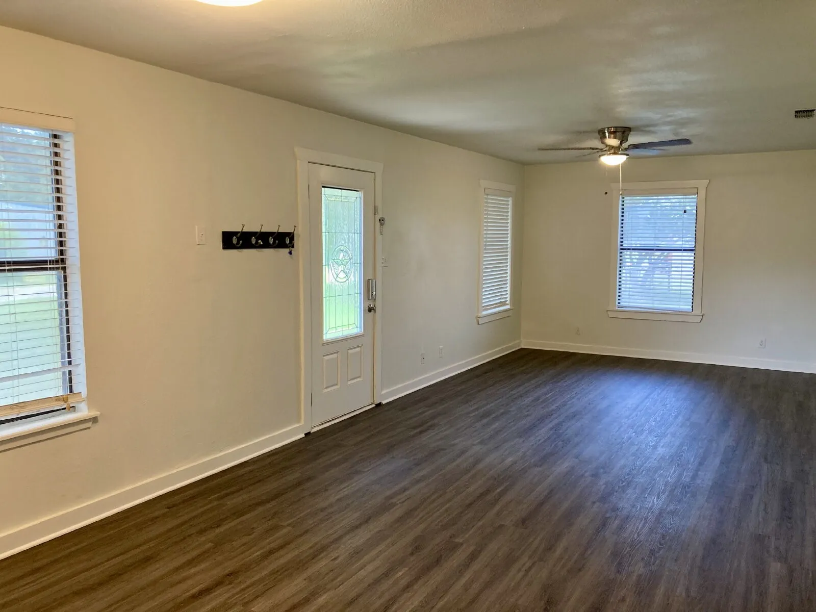 Single Family Residence For Rent in Hood County , 206 E 3rd Street, Tolar, Texas 76476, 3 Bedroom, 1 Bathroom, 2 Garage spaces, 1,350 Sqft, built in 1979, mls#21349264, Real Estate Agent in Tolar, Homes For Rent in Hood county, Homes For Rent in Tolar, Realtor in Tolar Texas, Real Estate Brokerage Independent Realty Texas, Luminita Cordes Realtor