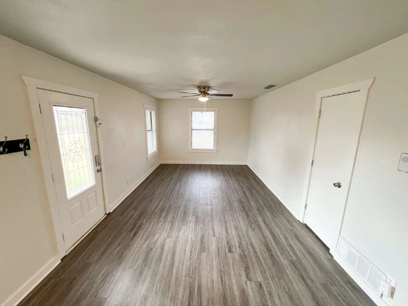 Single Family Residence For Rent in Hood County , 206 E 3rd Street, Tolar, Texas 76476, 3 Bedroom, 1 Bathroom, 2 Garage spaces, 1,350 Sqft, built in 1979, mls#21349264, Real Estate Agent in Tolar, Homes For Rent in Hood county, Homes For Rent in Tolar, Realtor in Tolar Texas, Real Estate Brokerage Independent Realty Texas, Luminita Cordes Realtor