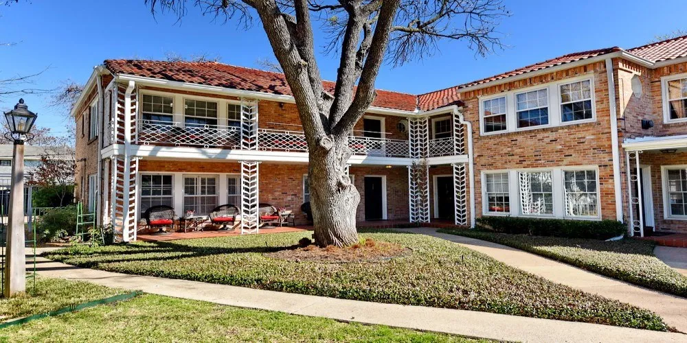 Condominium For Sale in Dallas County , 4558 Roland Avenue D, Highland Park, Texas 75219, 2 Bedrooms, 2 Bathrooms, 1 Garage spaces, 1,567 Sqft, built in 1974, Price $550,000, mls#21349271, Real Estate Agent in Highland Park, Homes For Sale in Dallas county, Homes For Sale in Highland Park, Realtor in Highland Park Texas, Real Estate Brokerage Independent Realty Texas, Luminita Cordes Realtor