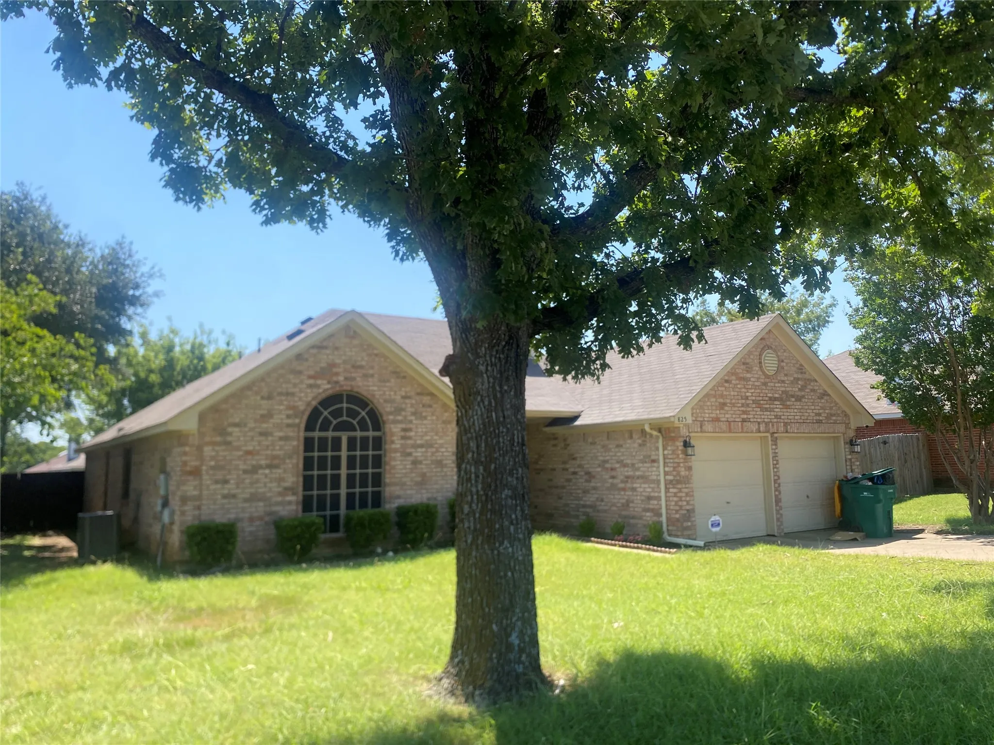 Single Family Residence For Rent in Dallas County , 825 Springfield Drive, Cedar Hill, Texas 75104, 3 Bedroom, 2 Bathroom, 2 Garage spaces, 1,592 Sqft, built in 1988, mls#21349289, Real Estate Agent in Cedar Hill, Homes For Rent in Dallas county, Homes For Rent in Cedar Hill, Realtor in Cedar Hill Texas, Real Estate Brokerage Independent Realty Texas, Luminita Cordes Realtor