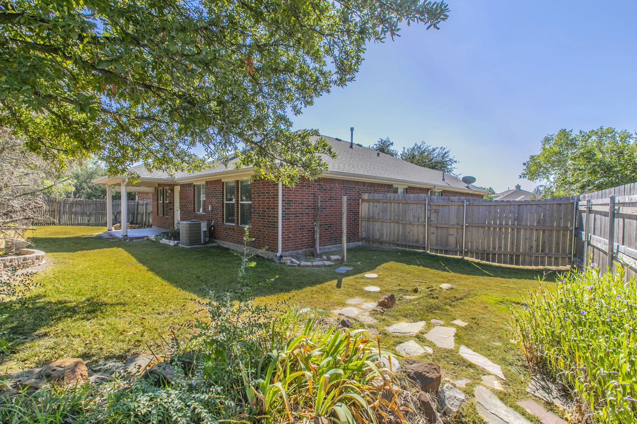 Single Family Residence For Sale in Tarrant County , 6717 Dream Dust Drive, North Richland Hills, Texas 76180, 3 Bedroom, 2 Bathroom, 2 Garage spaces, 1,808 Sqft, built in 2004, mls#21348526, Real Estate Agent in North Richland Hills, Homes For Sale in Tarrant county, Homes For Sale in North Richland Hills, Realtor in North Richland Hills Texas, Real Estate Brokerage Independent Realty Texas, Luminita Cordes Realtor