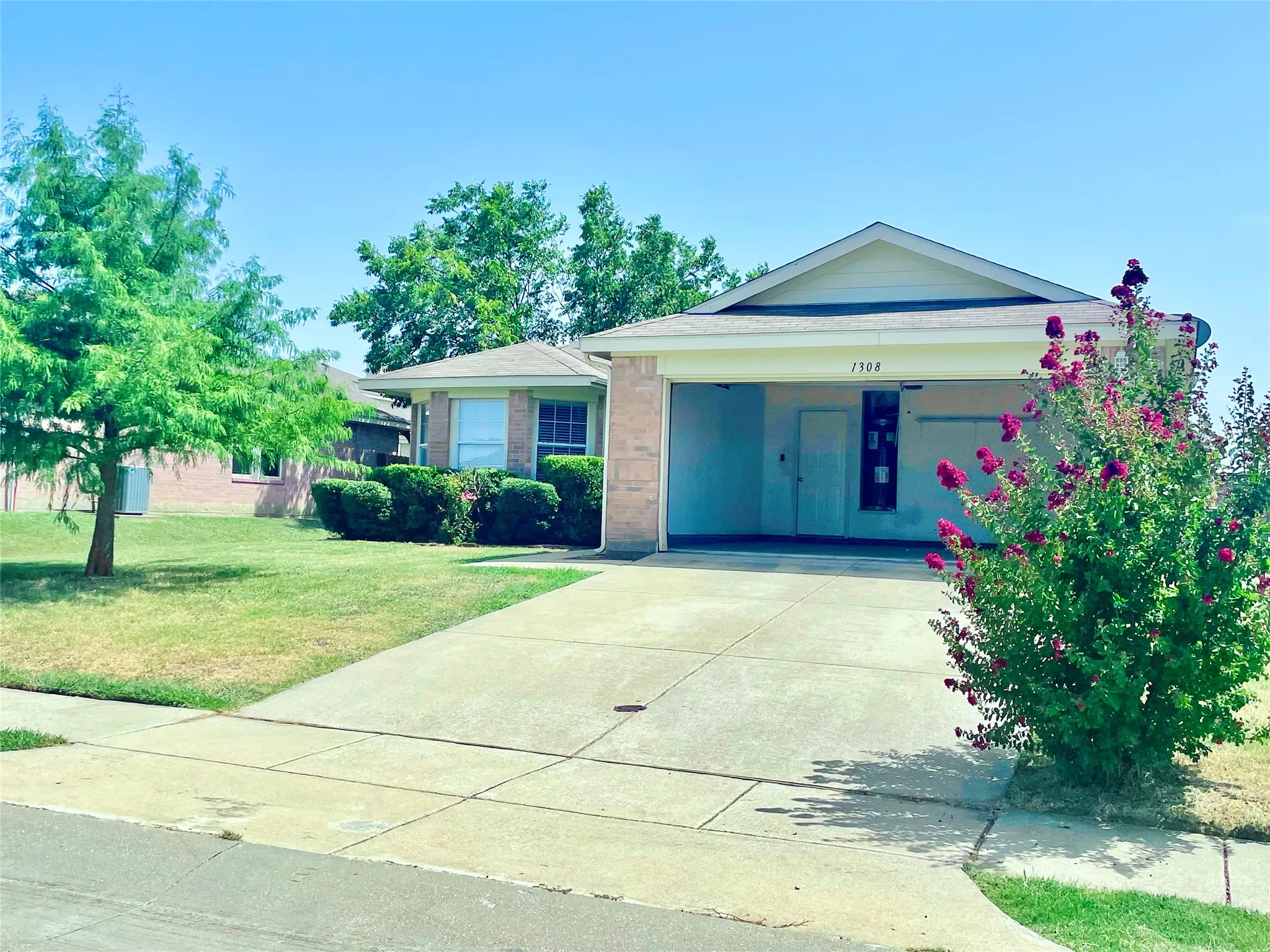 Single Family Residence For Rent in Denton County , 1308 Wenatchee Drive, Krum, Texas 76249, 3 Bedroom, 2 Bathroom, 2 Garage spaces, 1,618 Sqft, built in 2002, mls#21349298, Real Estate Agent in Krum, Homes For Rent in Denton county, Homes For Rent in Krum, Realtor in Krum Texas, Real Estate Brokerage Independent Realty Texas, Luminita Cordes Realtor