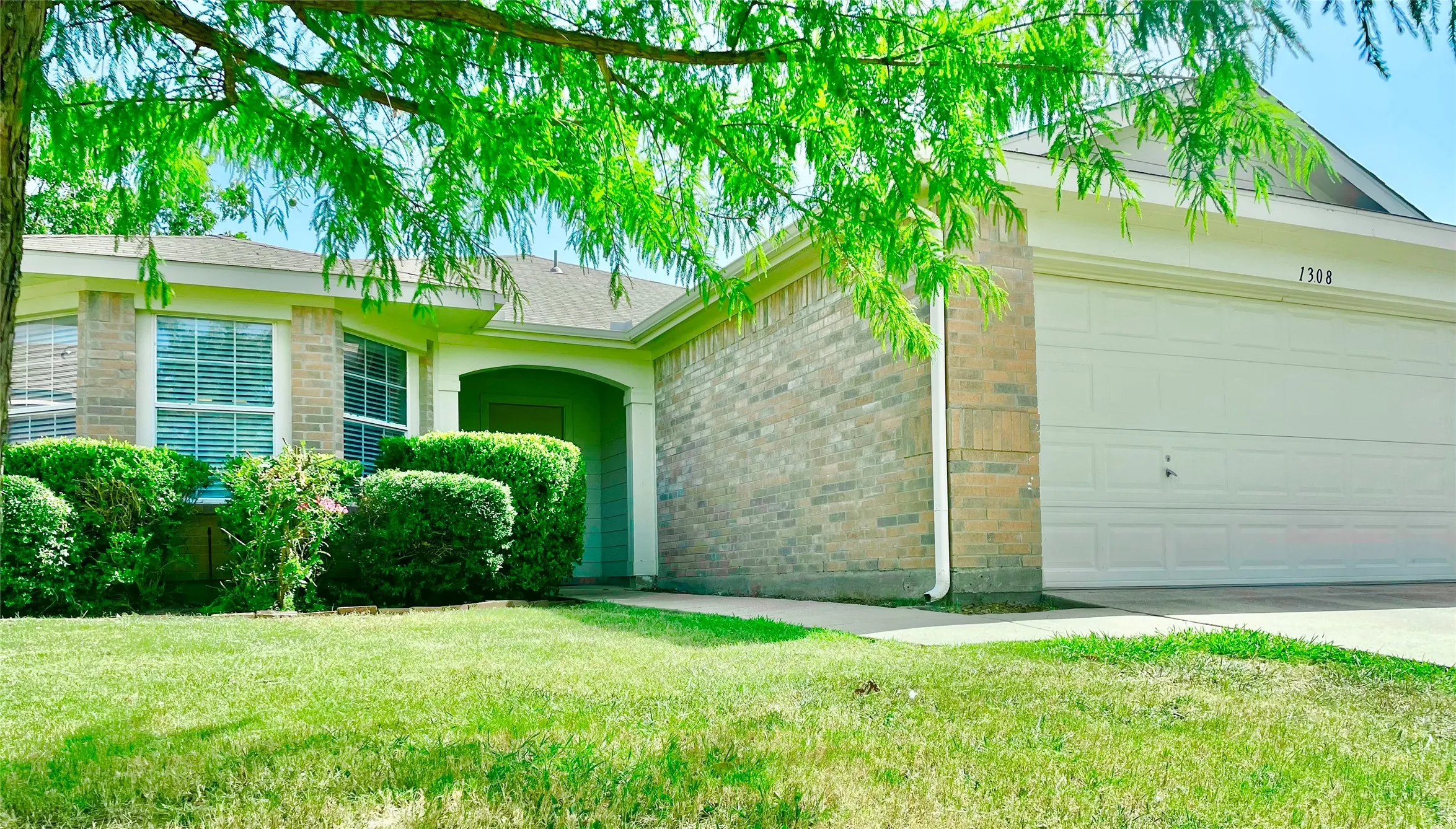 Single Family Residence For Rent in Denton County , 1308 Wenatchee Drive, Krum, Texas 76249, 3 Bedroom, 2 Bathroom, 2 Garage spaces, 1,618 Sqft, built in 2002, mls#21349298, Real Estate Agent in Krum, Homes For Rent in Denton county, Homes For Rent in Krum, Realtor in Krum Texas, Real Estate Brokerage Independent Realty Texas, Luminita Cordes Realtor