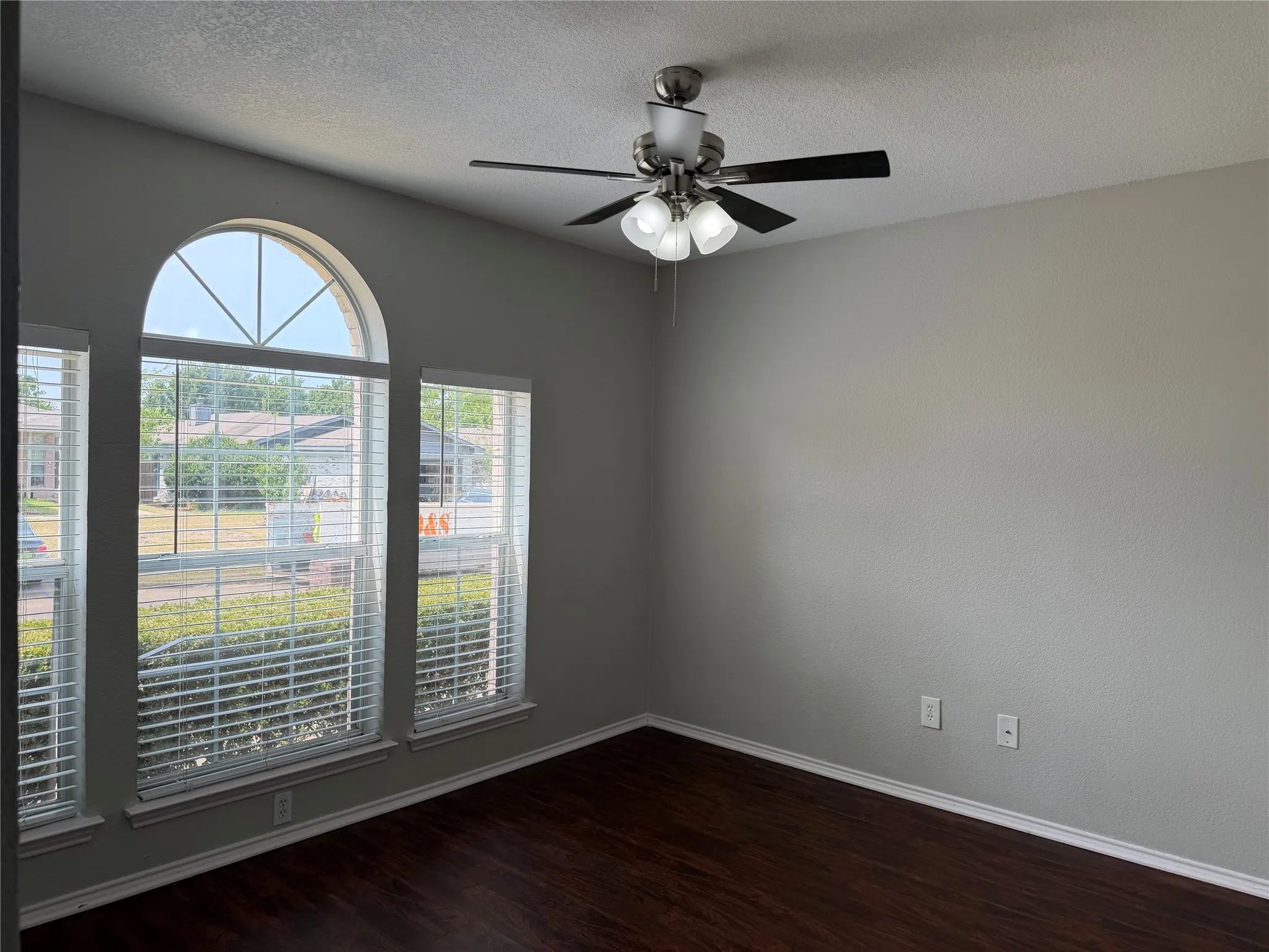 Single Family Residence For Rent in Dallas County , 10239 Blackjack Oaks Drive, Dallas, Texas 75227, 3 Bedroom, 2 Bathroom, 1 Garage spaces, 1,259 Sqft, built in 1999, mls#21349303, Real Estate Agent in Dallas, Homes For Rent in Dallas county, Homes For Rent in Dallas, Realtor in Dallas Texas, Real Estate Brokerage Independent Realty Texas, Luminita Cordes Realtor