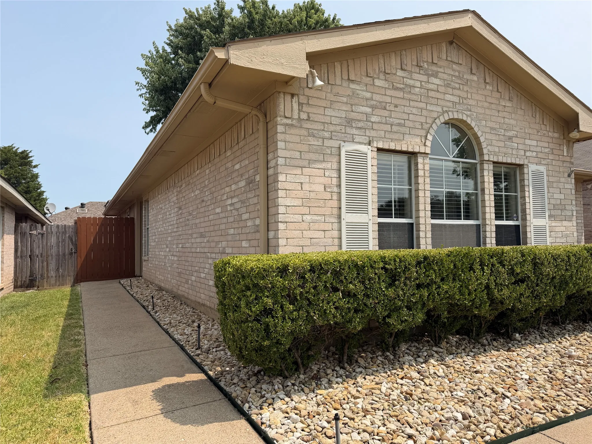 Single Family Residence For Rent in Dallas County , 10239 Blackjack Oaks Drive, Dallas, Texas 75227, 3 Bedroom, 2 Bathroom, 1 Garage spaces, 1,259 Sqft, built in 1999, mls#21349303, Real Estate Agent in Dallas, Homes For Rent in Dallas county, Homes For Rent in Dallas, Realtor in Dallas Texas, Real Estate Brokerage Independent Realty Texas, Luminita Cordes Realtor