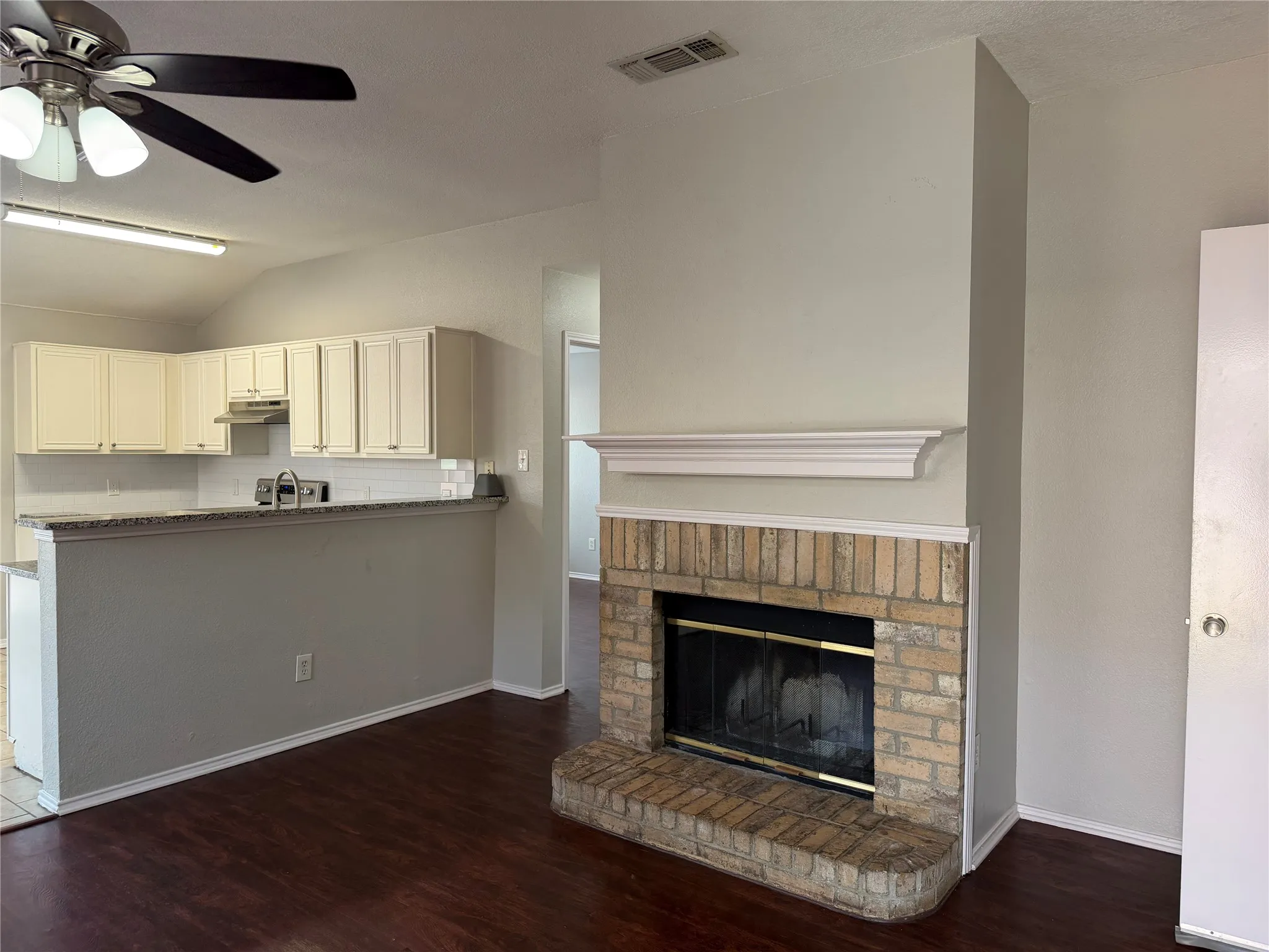 Single Family Residence For Rent in Dallas County , 10239 Blackjack Oaks Drive, Dallas, Texas 75227, 3 Bedroom, 2 Bathroom, 1 Garage spaces, 1,259 Sqft, built in 1999, mls#21349303, Real Estate Agent in Dallas, Homes For Rent in Dallas county, Homes For Rent in Dallas, Realtor in Dallas Texas, Real Estate Brokerage Independent Realty Texas, Luminita Cordes Realtor