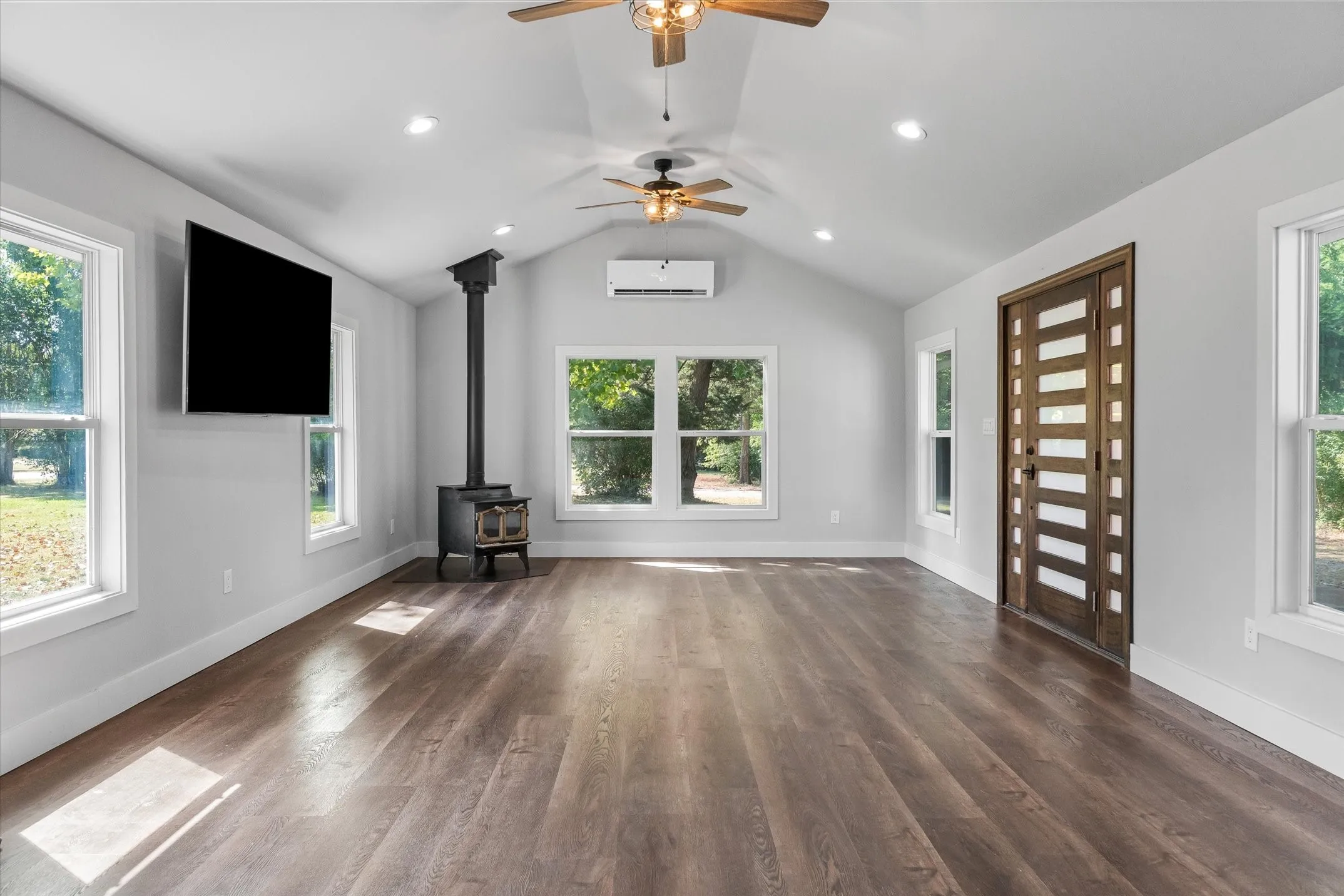Single Family Residence For Sale in Rains County , 213 Club Circle, East Tawakoni, Texas 75472, 3 Bedroom, 2 Bathroom, Garage spaces, 1,904 Sqft, built in 1998, mls#21342886, Real Estate Agent in East Tawakoni, Homes For Sale in Rains county, Homes For Sale in East Tawakoni, Realtor in East Tawakoni Texas, Real Estate Brokerage Independent Realty Texas, Luminita Cordes Realtor