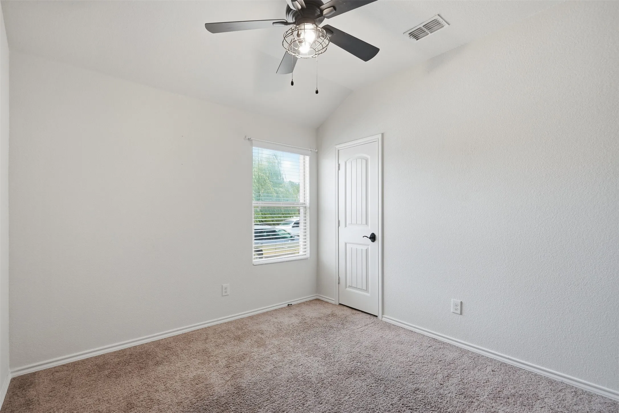 Single Family Residence For Sale in Tarrant County , 1124 Autumnwood Drive, Azle, Texas 76020, 4 Bedroom, 2 Bathroom, 2 Garage spaces, 1,772 Sqft, built in 2017, mls#21349305, Real Estate Agent in Azle, Homes For Sale in Tarrant county, Homes For Sale in Azle, Realtor in Azle Texas, Real Estate Brokerage Independent Realty Texas, Luminita Cordes Realtor