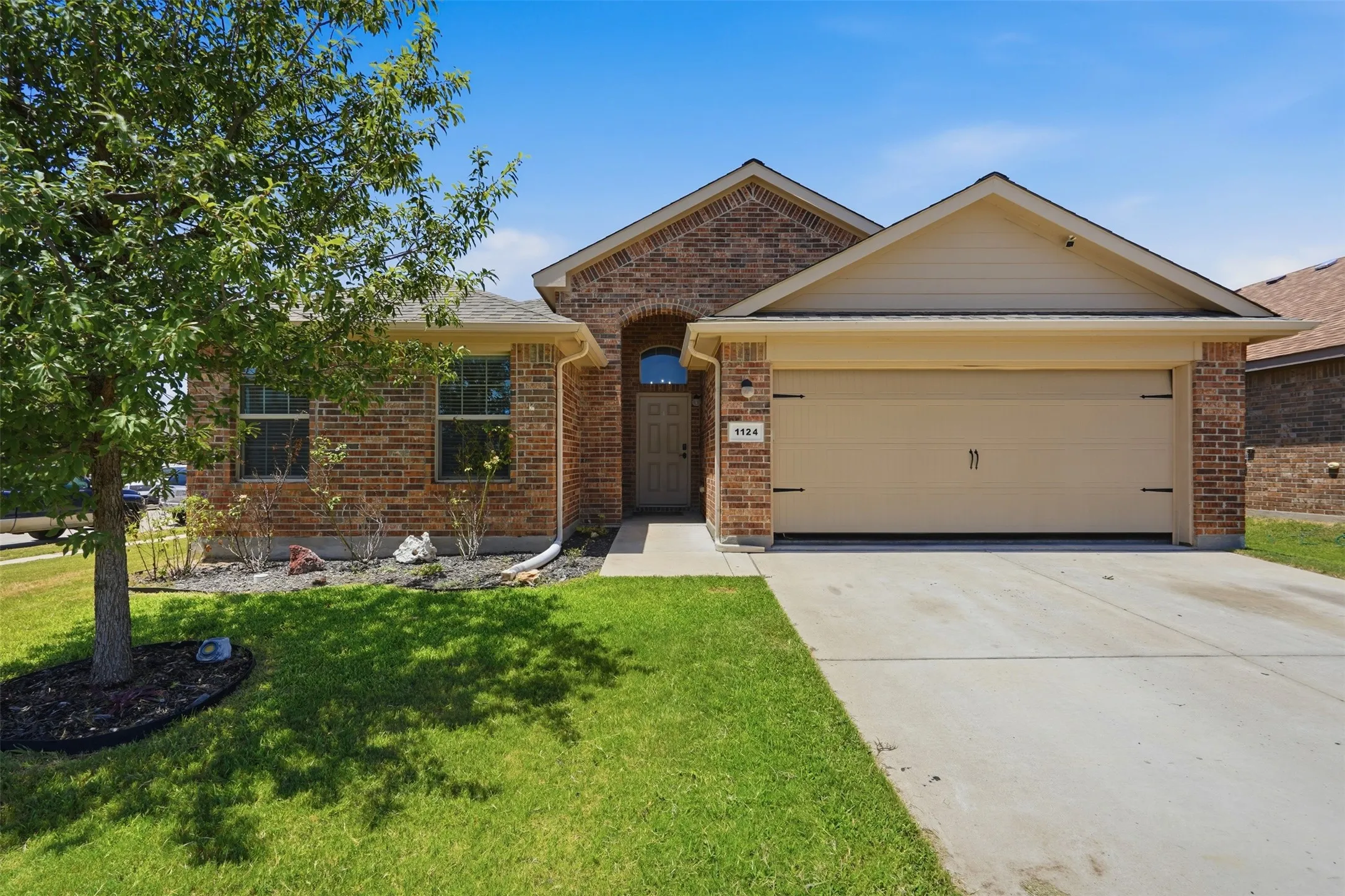 Single Family Residence For Sale in Tarrant County , 1124 Autumnwood Drive, Azle, Texas 76020, 4 Bedroom, 2 Bathroom, 2 Garage spaces, 1,772 Sqft, built in 2017, mls#21349305, Real Estate Agent in Azle, Homes For Sale in Tarrant county, Homes For Sale in Azle, Realtor in Azle Texas, Real Estate Brokerage Independent Realty Texas, Luminita Cordes Realtor