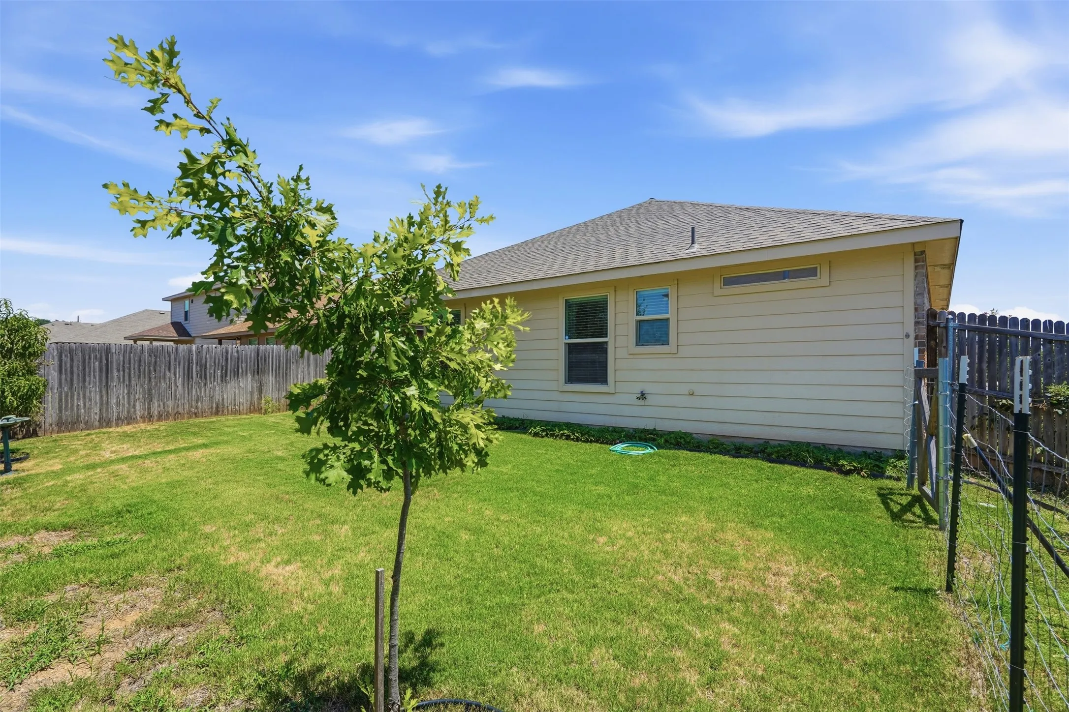 Single Family Residence For Sale in Tarrant County , 1124 Autumnwood Drive, Azle, Texas 76020, 4 Bedroom, 2 Bathroom, 2 Garage spaces, 1,772 Sqft, built in 2017, mls#21349305, Real Estate Agent in Azle, Homes For Sale in Tarrant county, Homes For Sale in Azle, Realtor in Azle Texas, Real Estate Brokerage Independent Realty Texas, Luminita Cordes Realtor