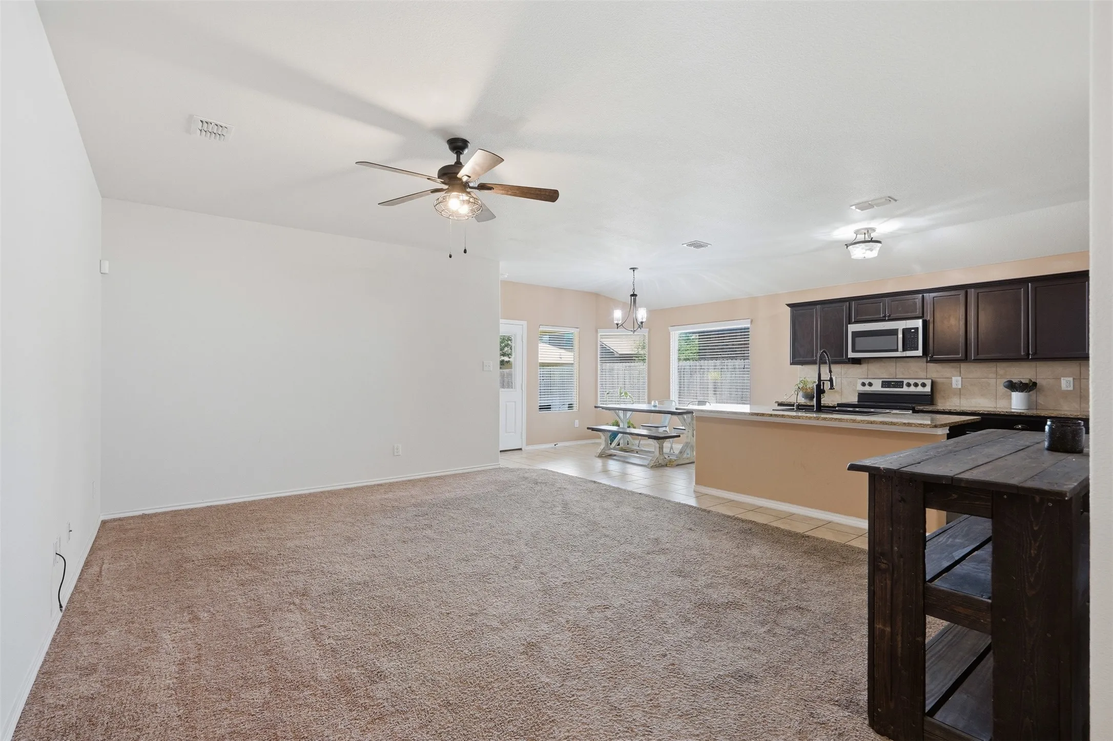 Single Family Residence For Sale in Tarrant County , 1124 Autumnwood Drive, Azle, Texas 76020, 4 Bedroom, 2 Bathroom, 2 Garage spaces, 1,772 Sqft, built in 2017, mls#21349305, Real Estate Agent in Azle, Homes For Sale in Tarrant county, Homes For Sale in Azle, Realtor in Azle Texas, Real Estate Brokerage Independent Realty Texas, Luminita Cordes Realtor