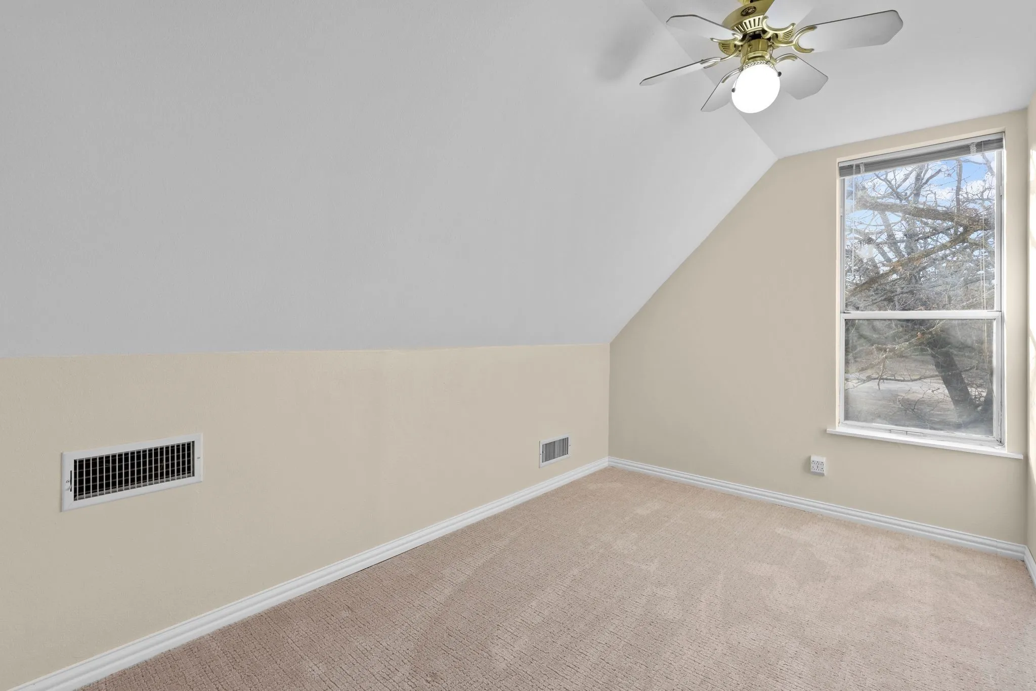 Single Family Residence For Sale in Hunt County , 1801 Private Road 3340, Greenville, Texas 75402, 6 Bedroom, 3 Bathroom, 2 Garage spaces, 2,828 Sqft, built in 1982, mls#21349321, Real Estate Agent in Greenville, Homes For Sale in Hunt county, Homes For Sale in Greenville, Realtor in Greenville Texas, Real Estate Brokerage Independent Realty Texas, Luminita Cordes Realtor