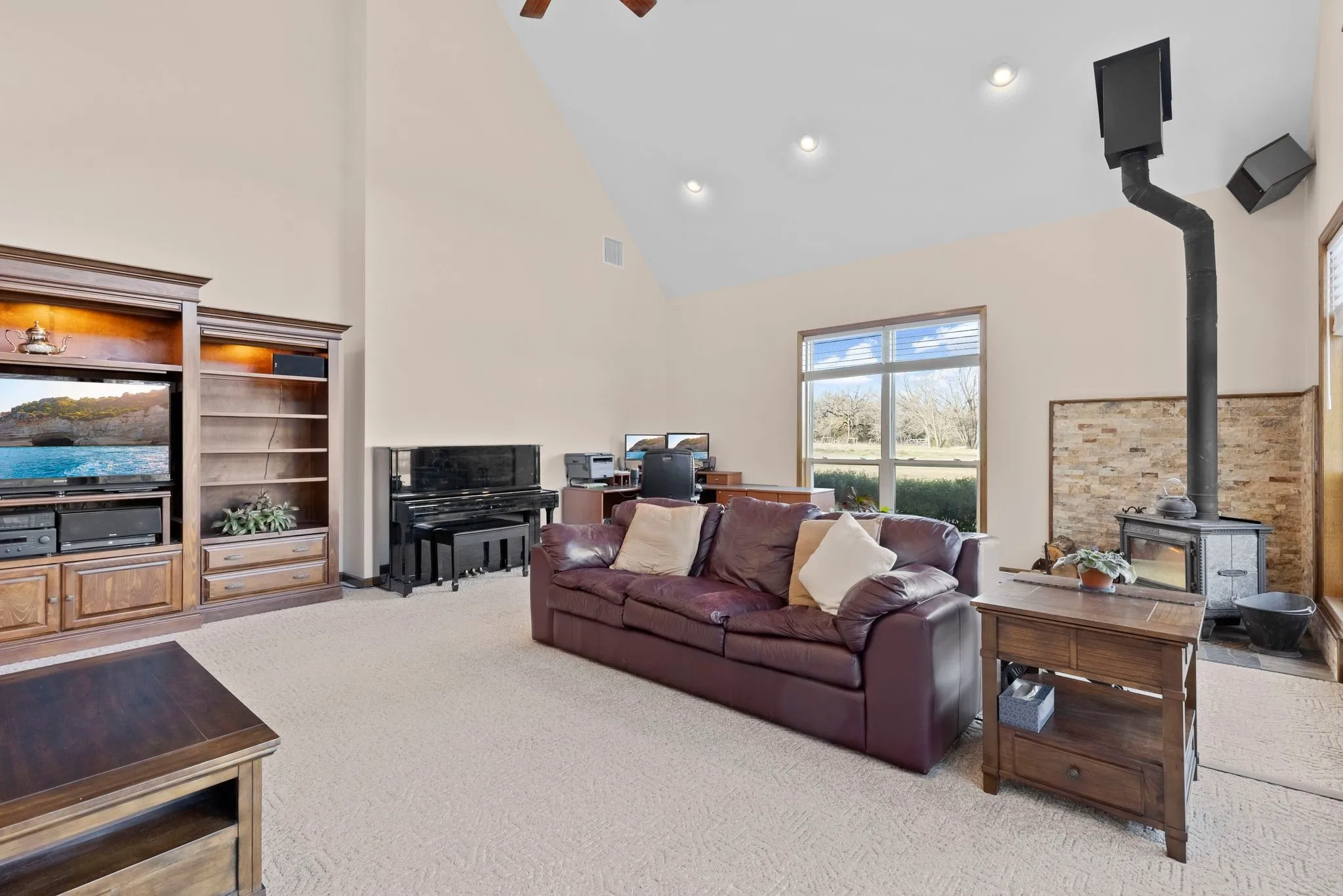 Single Family Residence For Sale in Hunt County , 1801 Private Road 3340, Greenville, Texas 75402, 6 Bedroom, 3 Bathroom, 2 Garage spaces, 2,828 Sqft, built in 1982, mls#21349321, Real Estate Agent in Greenville, Homes For Sale in Hunt county, Homes For Sale in Greenville, Realtor in Greenville Texas, Real Estate Brokerage Independent Realty Texas, Luminita Cordes Realtor