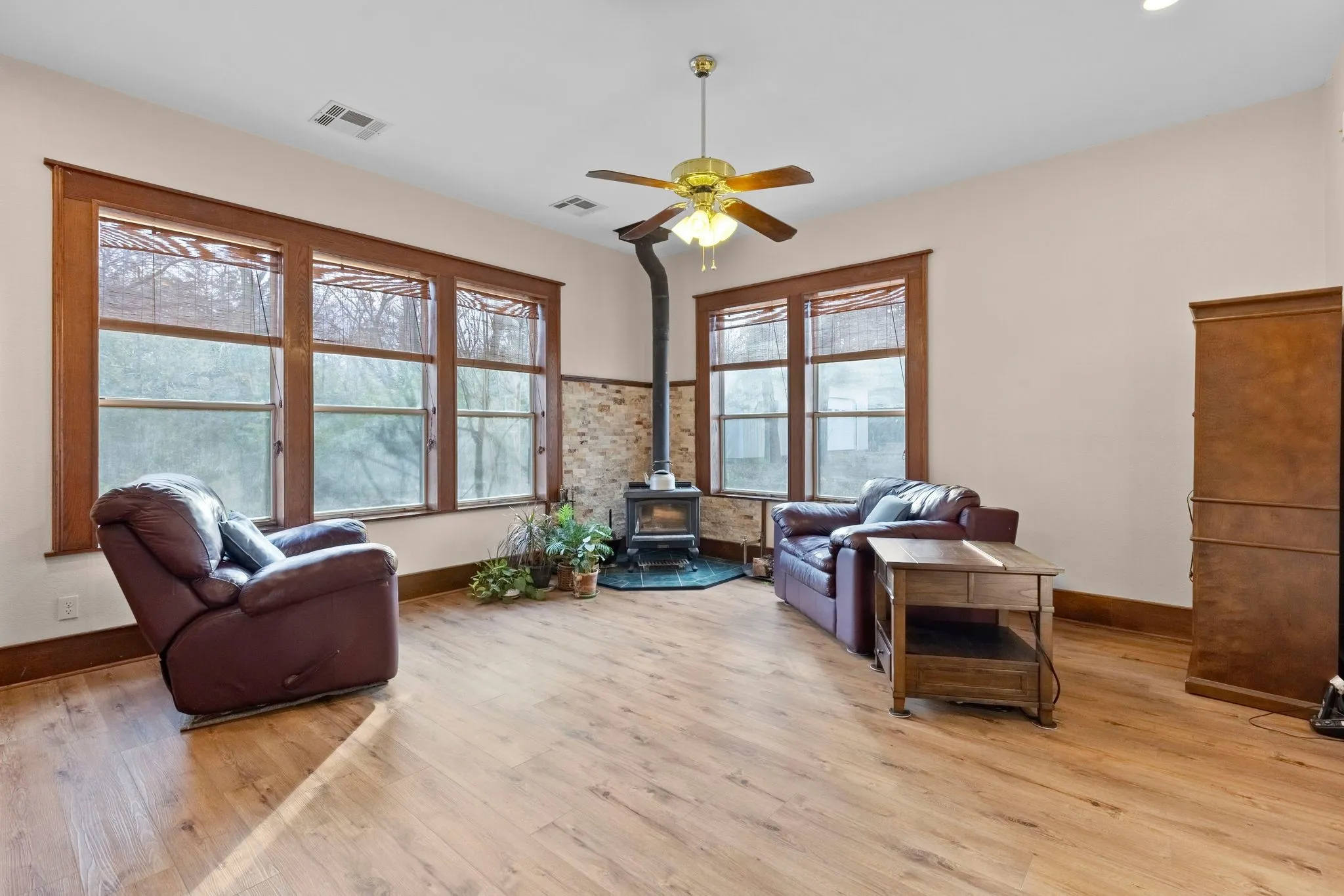 Single Family Residence For Sale in Hunt County , 1801 Private Road 3340, Greenville, Texas 75402, 6 Bedroom, 3 Bathroom, 2 Garage spaces, 2,828 Sqft, built in 1982, mls#21349321, Real Estate Agent in Greenville, Homes For Sale in Hunt county, Homes For Sale in Greenville, Realtor in Greenville Texas, Real Estate Brokerage Independent Realty Texas, Luminita Cordes Realtor