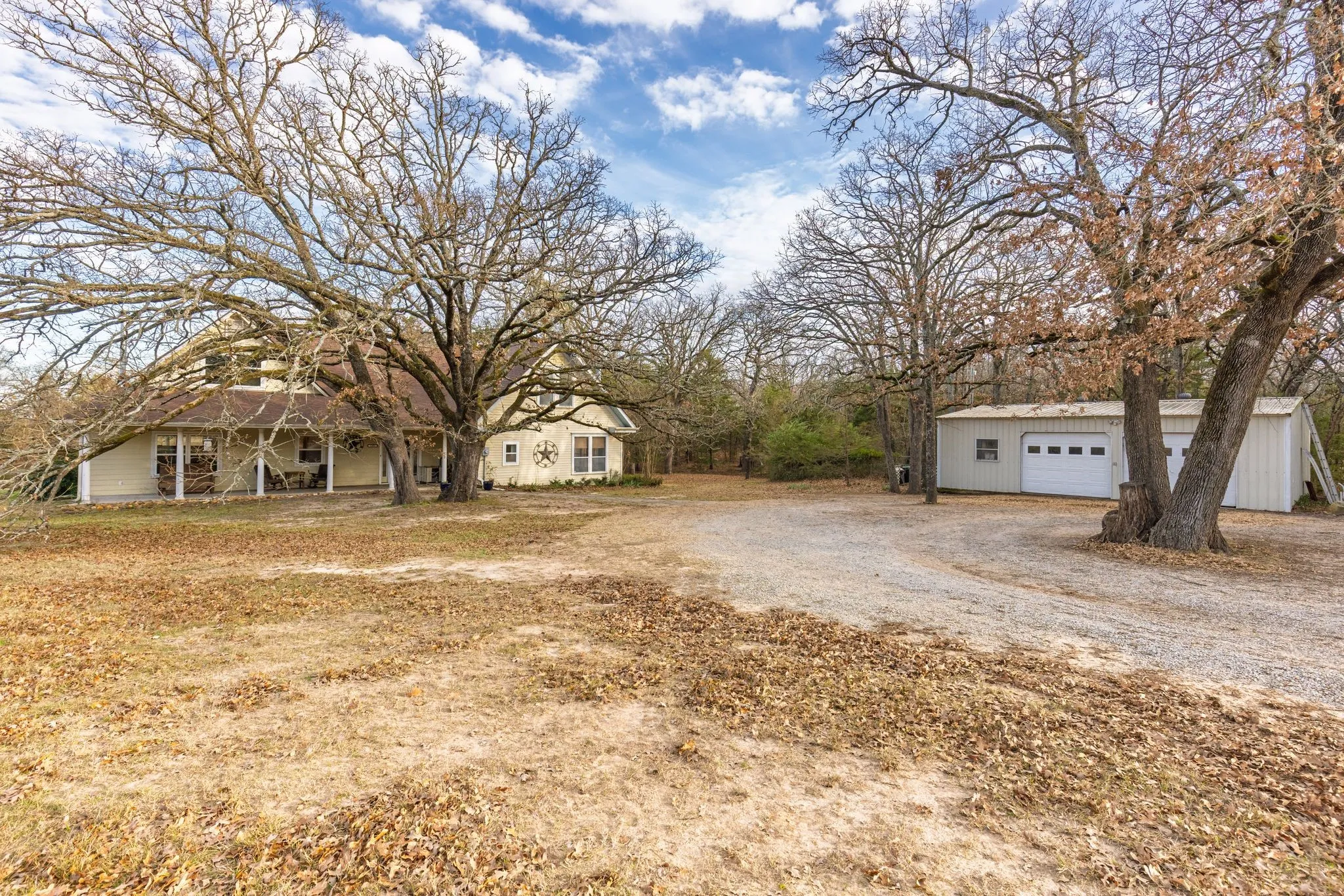 Single Family Residence For Sale in Hunt County , 1801 Private Road 3340, Greenville, Texas 75402, 6 Bedroom, 3 Bathroom, 2 Garage spaces, 2,828 Sqft, built in 1982, mls#21349321, Real Estate Agent in Greenville, Homes For Sale in Hunt county, Homes For Sale in Greenville, Realtor in Greenville Texas, Real Estate Brokerage Independent Realty Texas, Luminita Cordes Realtor