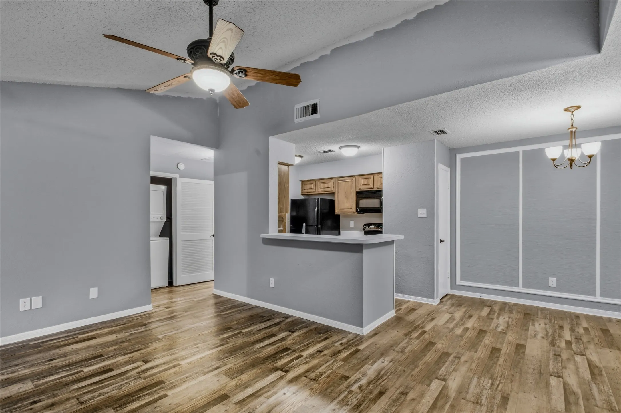 Condominium For Sale in Tarrant County , 1307 Willoughby Lane 5421, Arlington, Texas 76011, 1 Bedroom, 1 Bathroom, Garage spaces, 656 Sqft, built in 1983, mls#21349340, Real Estate Agent in Arlington, Homes For Sale in Tarrant county, Homes For Sale in Arlington, Realtor in Arlington Texas, Real Estate Brokerage Independent Realty Texas, Luminita Cordes Realtor