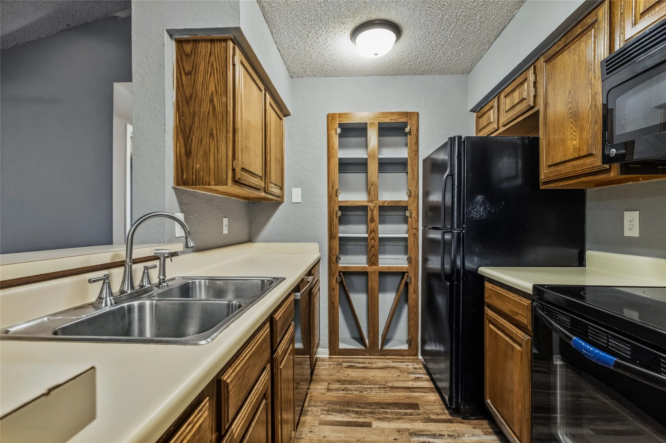 Condominium For Sale in Tarrant County , 1307 Willoughby Lane 5421, Arlington, Texas 76011, 1 Bedroom, 1 Bathroom, Garage spaces, 656 Sqft, built in 1983, mls#21349340, Real Estate Agent in Arlington, Homes For Sale in Tarrant county, Homes For Sale in Arlington, Realtor in Arlington Texas, Real Estate Brokerage Independent Realty Texas, Luminita Cordes Realtor