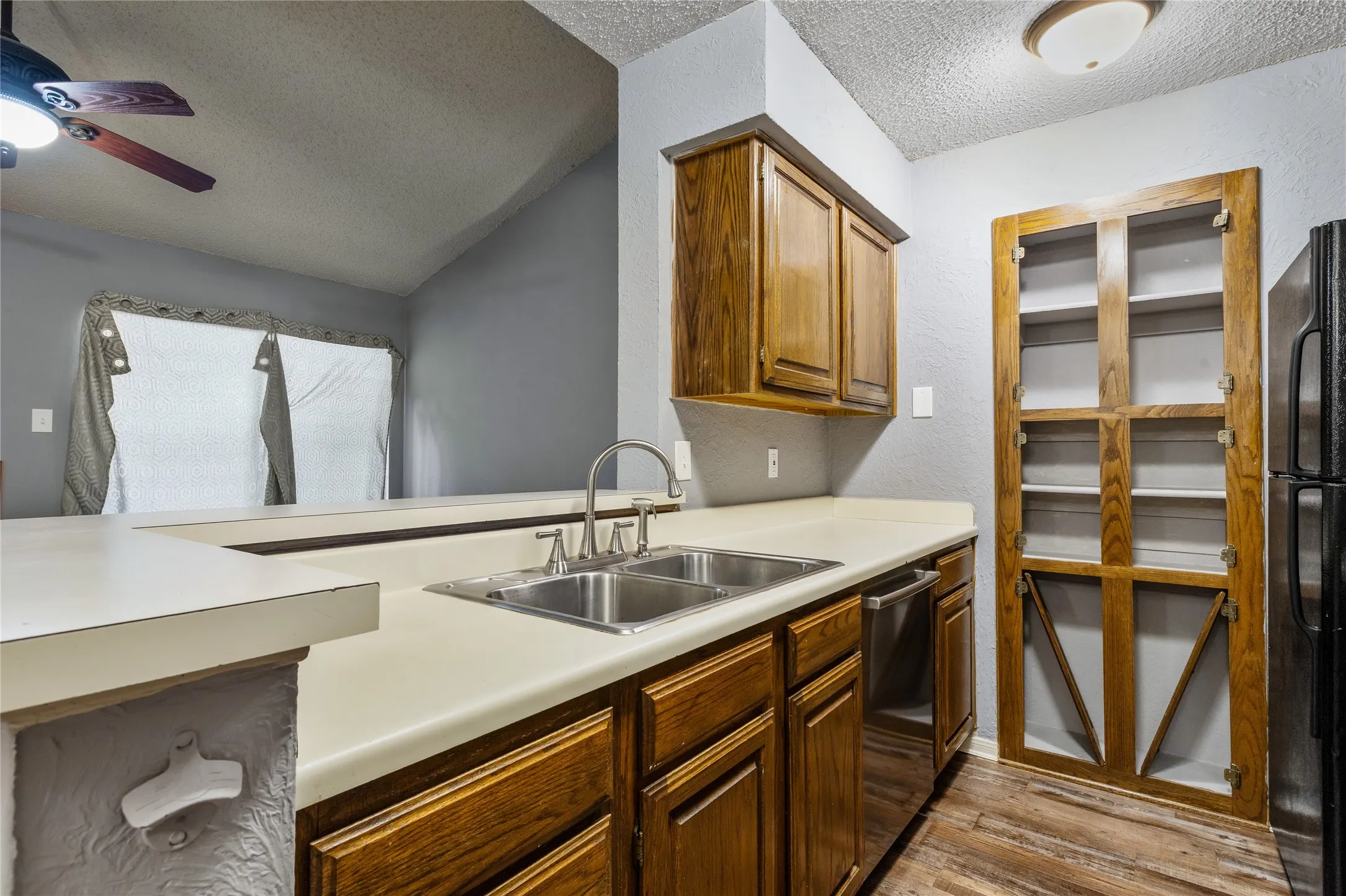 Condominium For Sale in Tarrant County , 1307 Willoughby Lane 5421, Arlington, Texas 76011, 1 Bedroom, 1 Bathroom, Garage spaces, 656 Sqft, built in 1983, mls#21349340, Real Estate Agent in Arlington, Homes For Sale in Tarrant county, Homes For Sale in Arlington, Realtor in Arlington Texas, Real Estate Brokerage Independent Realty Texas, Luminita Cordes Realtor