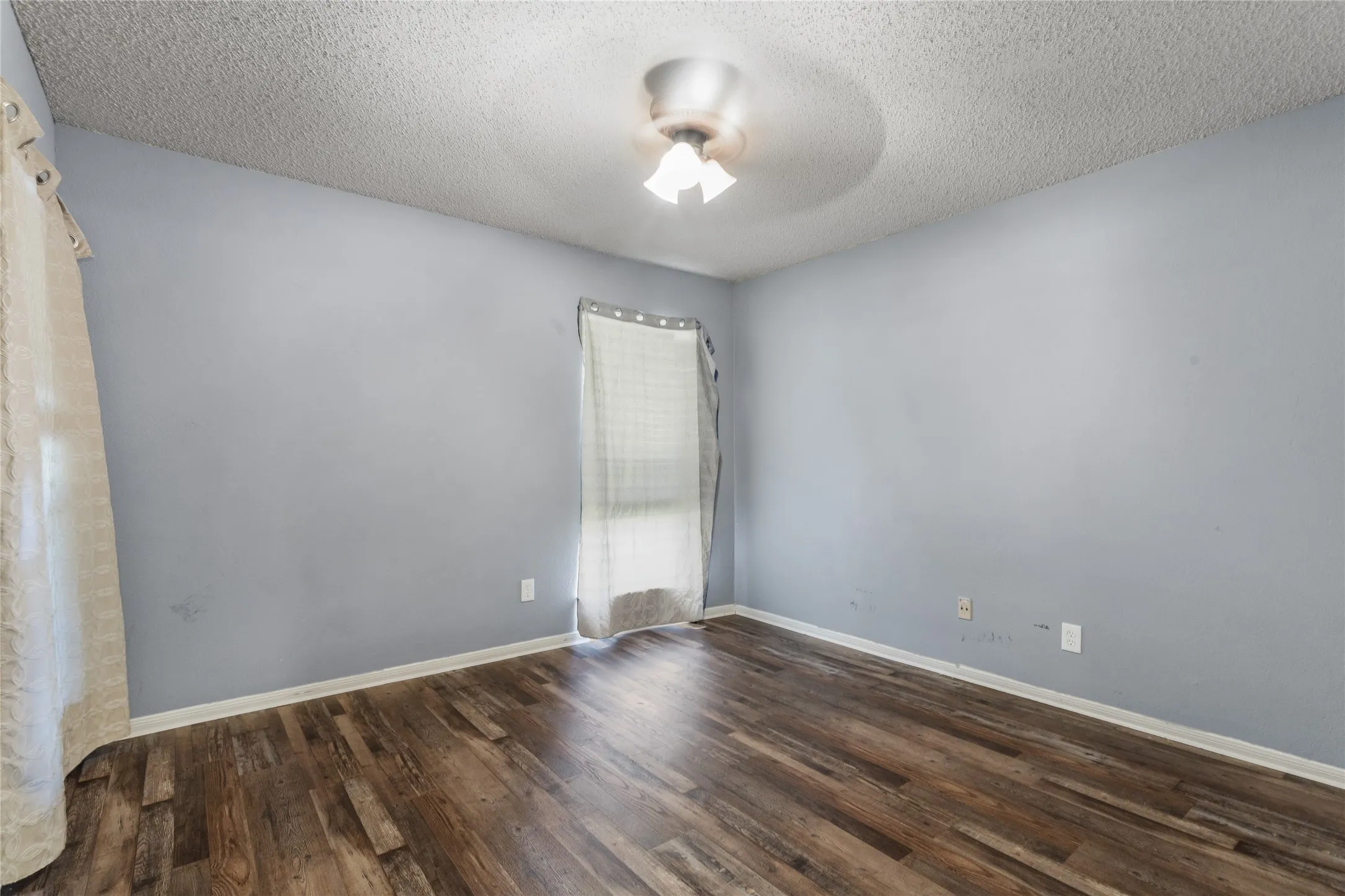 Condominium For Sale in Tarrant County , 1307 Willoughby Lane 5421, Arlington, Texas 76011, 1 Bedroom, 1 Bathroom, Garage spaces, 656 Sqft, built in 1983, mls#21349340, Real Estate Agent in Arlington, Homes For Sale in Tarrant county, Homes For Sale in Arlington, Realtor in Arlington Texas, Real Estate Brokerage Independent Realty Texas, Luminita Cordes Realtor