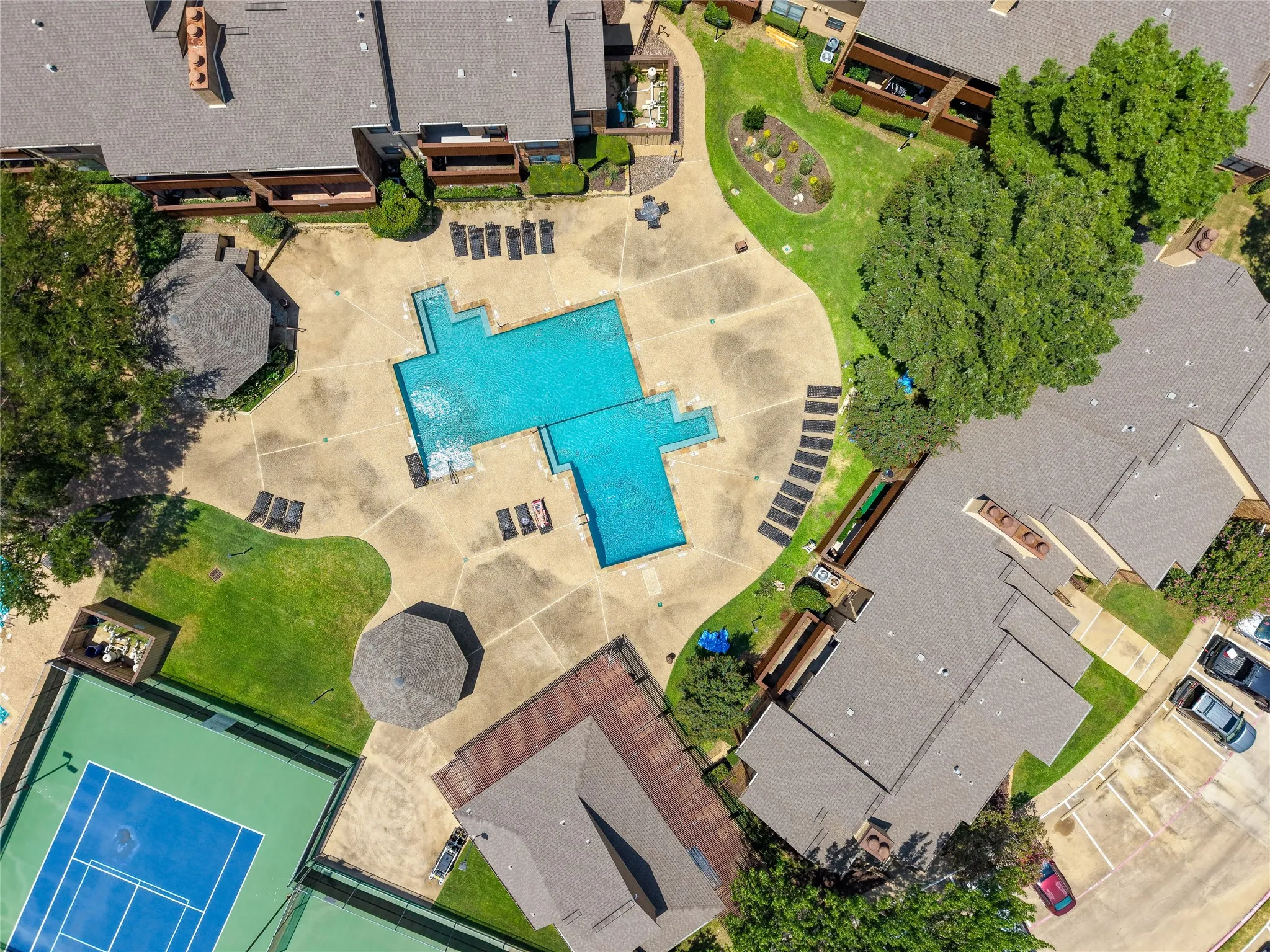 Condominium For Sale in Tarrant County , 1307 Willoughby Lane 5421, Arlington, Texas 76011, 1 Bedroom, 1 Bathroom, Garage spaces, 656 Sqft, built in 1983, mls#21349340, Real Estate Agent in Arlington, Homes For Sale in Tarrant county, Homes For Sale in Arlington, Realtor in Arlington Texas, Real Estate Brokerage Independent Realty Texas, Luminita Cordes Realtor