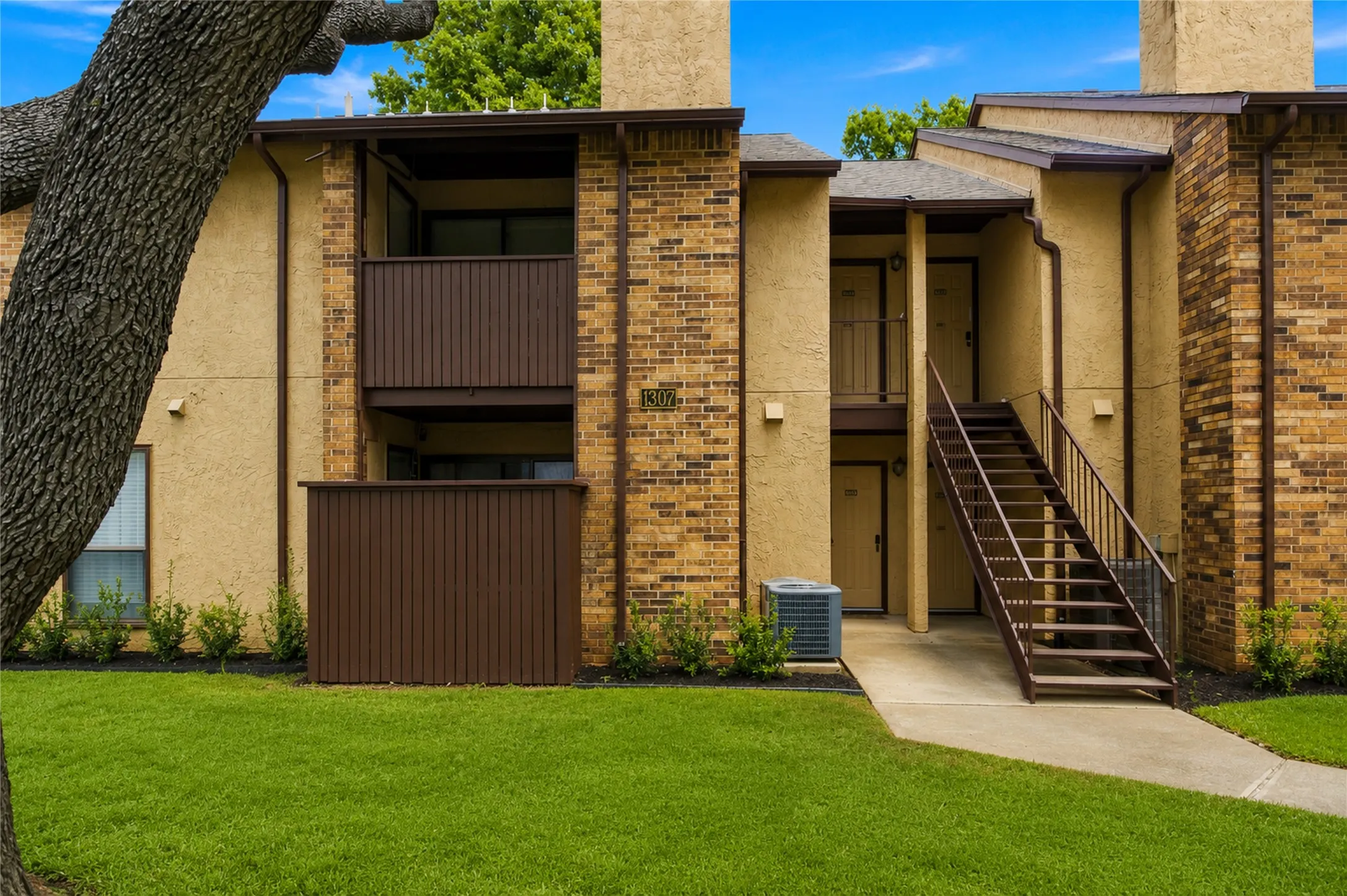 Condominium For Sale in Tarrant County , 1307 Willoughby Lane 5421, Arlington, Texas 76011, 1 Bedroom, 1 Bathroom, Garage spaces, 656 Sqft, built in 1983, mls#21349340, Real Estate Agent in Arlington, Homes For Sale in Tarrant county, Homes For Sale in Arlington, Realtor in Arlington Texas, Real Estate Brokerage Independent Realty Texas, Luminita Cordes Realtor