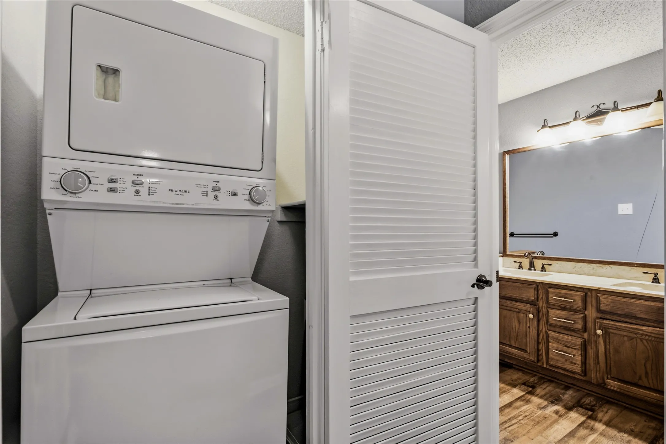 Condominium For Sale in Tarrant County , 1307 Willoughby Lane 5421, Arlington, Texas 76011, 1 Bedroom, 1 Bathroom, Garage spaces, 656 Sqft, built in 1983, mls#21349340, Real Estate Agent in Arlington, Homes For Sale in Tarrant county, Homes For Sale in Arlington, Realtor in Arlington Texas, Real Estate Brokerage Independent Realty Texas, Luminita Cordes Realtor