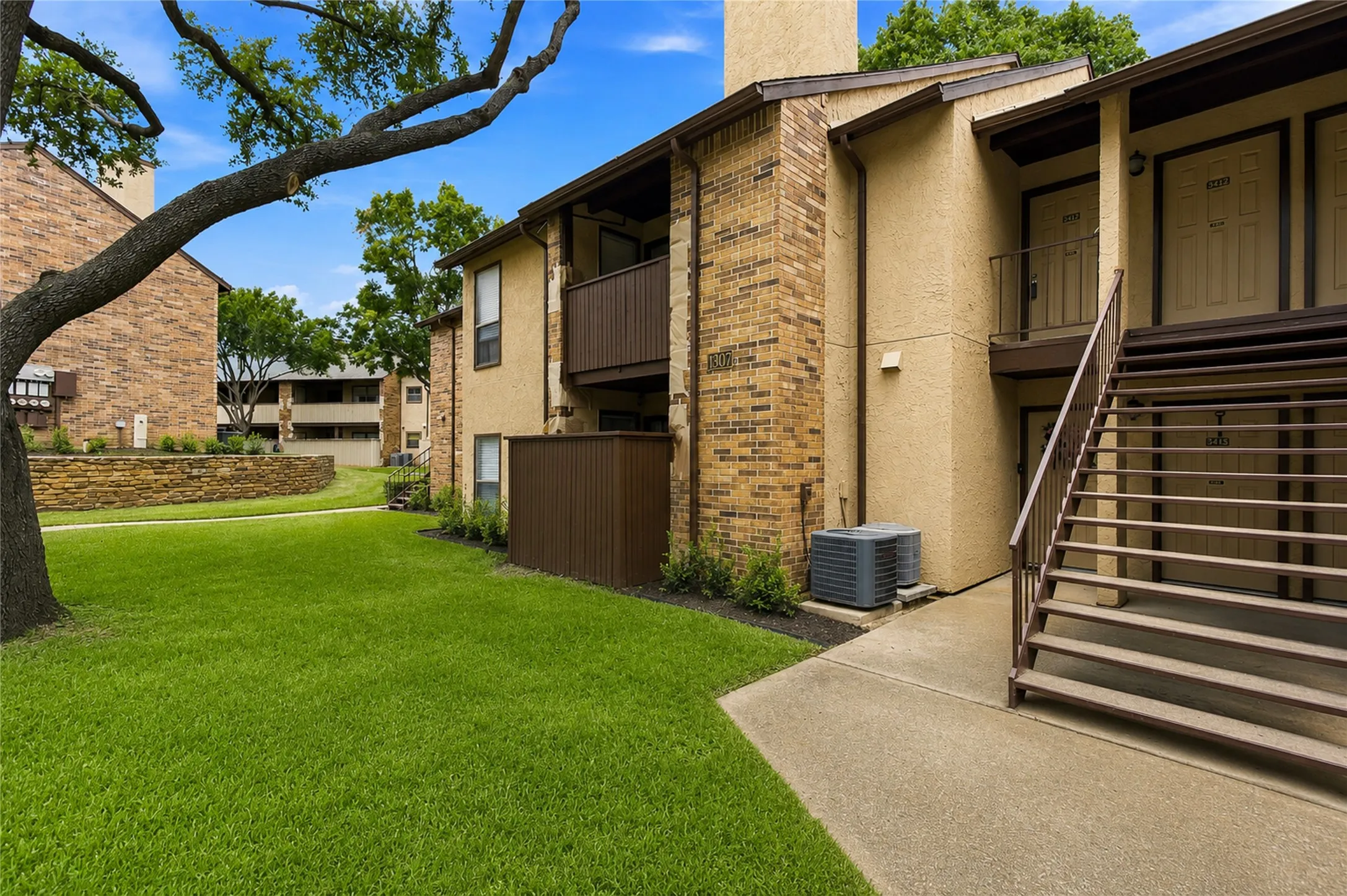 Condominium For Sale in Tarrant County , 1307 Willoughby Lane 5421, Arlington, Texas 76011, 1 Bedroom, 1 Bathroom, Garage spaces, 656 Sqft, built in 1983, mls#21349340, Real Estate Agent in Arlington, Homes For Sale in Tarrant county, Homes For Sale in Arlington, Realtor in Arlington Texas, Real Estate Brokerage Independent Realty Texas, Luminita Cordes Realtor