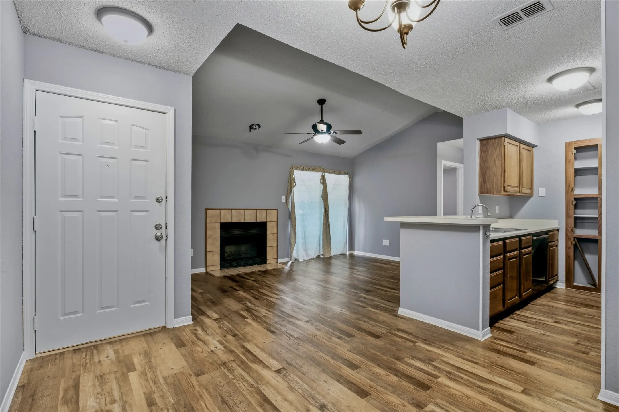 Condominium For Sale in Tarrant County , 1307 Willoughby Lane 5421, Arlington, Texas 76011, 1 Bedroom, 1 Bathroom, Garage spaces, 656 Sqft, built in 1983, mls#21349340, Real Estate Agent in Arlington, Homes For Sale in Tarrant county, Homes For Sale in Arlington, Realtor in Arlington Texas, Real Estate Brokerage Independent Realty Texas, Luminita Cordes Realtor