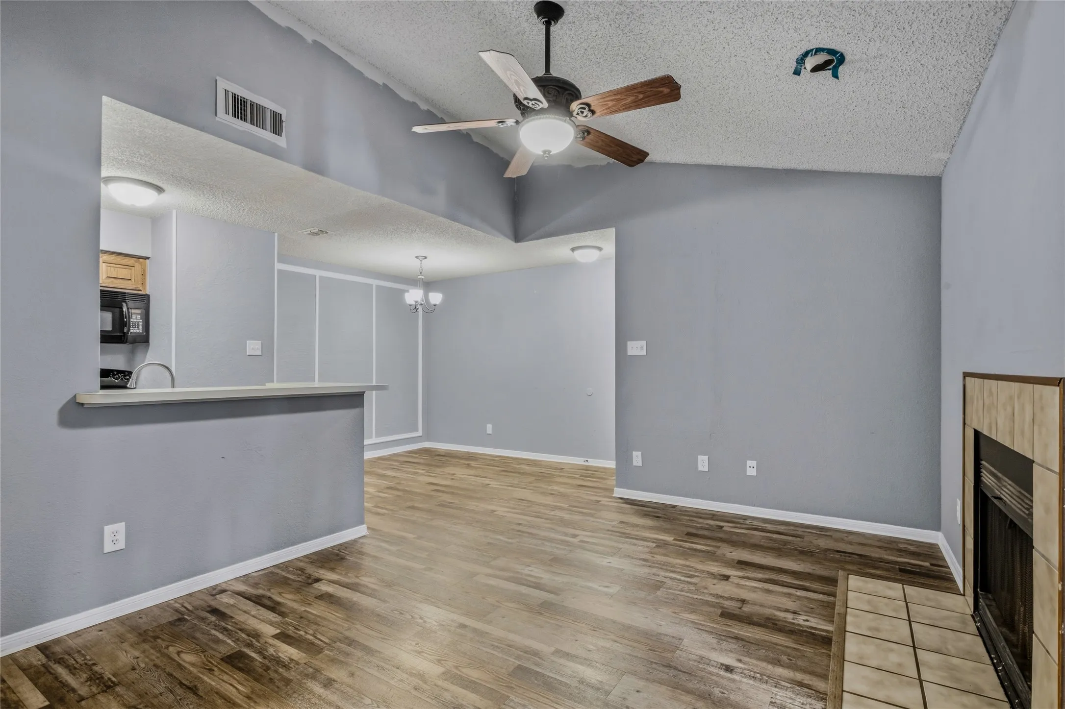 Condominium For Sale in Tarrant County , 1307 Willoughby Lane 5421, Arlington, Texas 76011, 1 Bedroom, 1 Bathroom, Garage spaces, 656 Sqft, built in 1983, mls#21349340, Real Estate Agent in Arlington, Homes For Sale in Tarrant county, Homes For Sale in Arlington, Realtor in Arlington Texas, Real Estate Brokerage Independent Realty Texas, Luminita Cordes Realtor