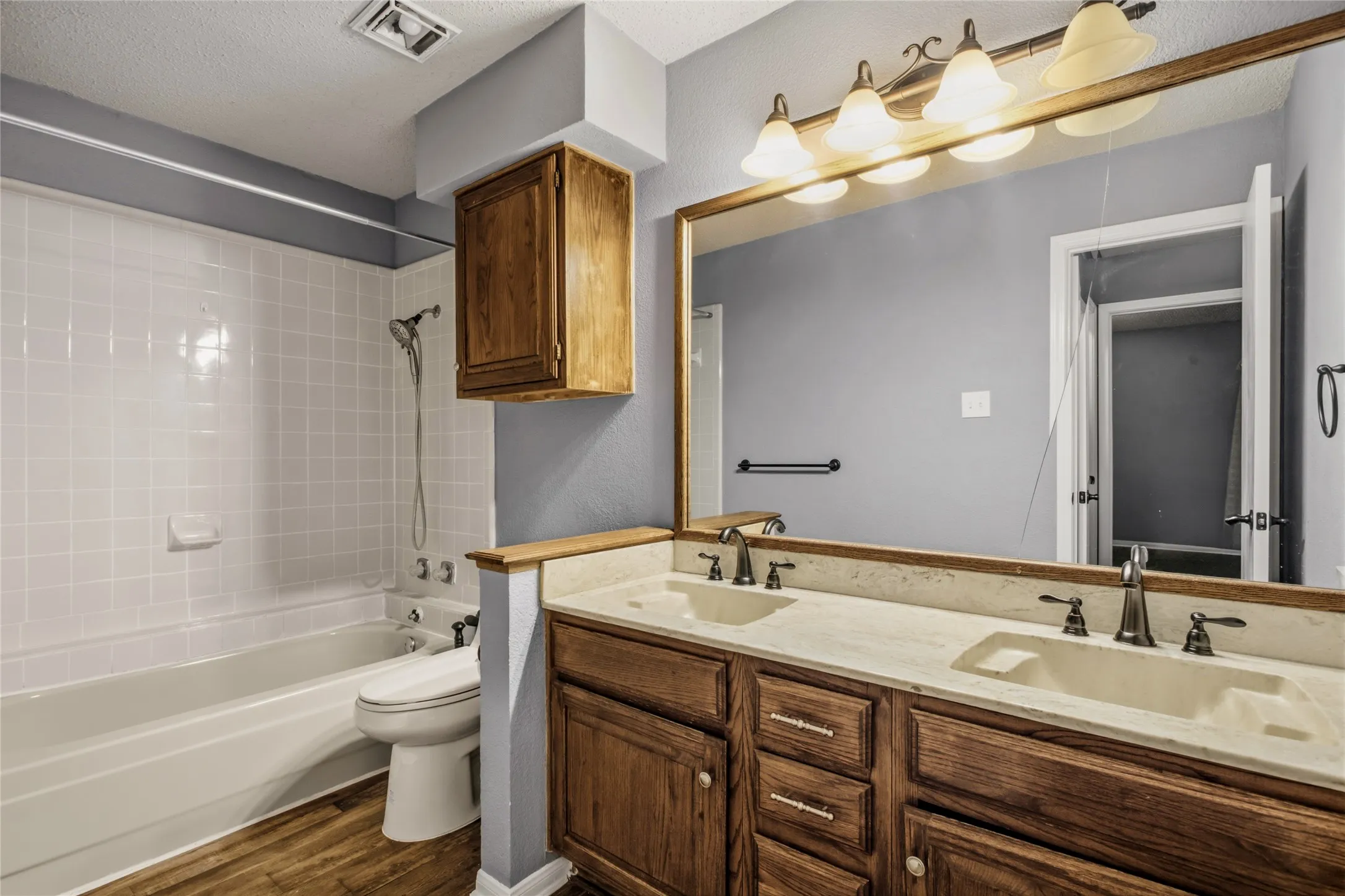 Condominium For Sale in Tarrant County , 1307 Willoughby Lane 5421, Arlington, Texas 76011, 1 Bedroom, 1 Bathroom, Garage spaces, 656 Sqft, built in 1983, mls#21349340, Real Estate Agent in Arlington, Homes For Sale in Tarrant county, Homes For Sale in Arlington, Realtor in Arlington Texas, Real Estate Brokerage Independent Realty Texas, Luminita Cordes Realtor