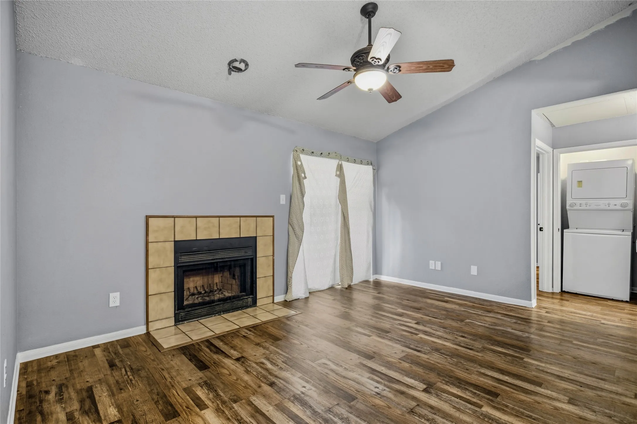 Condominium For Sale in Tarrant County , 1307 Willoughby Lane 5421, Arlington, Texas 76011, 1 Bedroom, 1 Bathroom, Garage spaces, 656 Sqft, built in 1983, mls#21349340, Real Estate Agent in Arlington, Homes For Sale in Tarrant county, Homes For Sale in Arlington, Realtor in Arlington Texas, Real Estate Brokerage Independent Realty Texas, Luminita Cordes Realtor