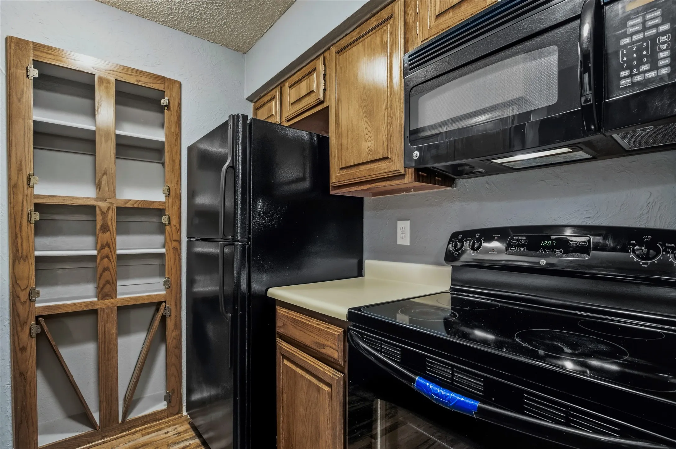 Condominium For Sale in Tarrant County , 1307 Willoughby Lane 5421, Arlington, Texas 76011, 1 Bedroom, 1 Bathroom, Garage spaces, 656 Sqft, built in 1983, mls#21349340, Real Estate Agent in Arlington, Homes For Sale in Tarrant county, Homes For Sale in Arlington, Realtor in Arlington Texas, Real Estate Brokerage Independent Realty Texas, Luminita Cordes Realtor