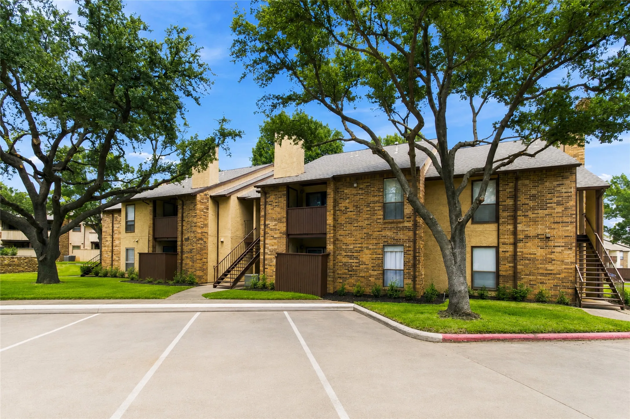 Condominium For Sale in Tarrant County , 1307 Willoughby Lane 5421, Arlington, Texas 76011, 1 Bedroom, 1 Bathroom, Garage spaces, 656 Sqft, built in 1983, mls#21349340, Real Estate Agent in Arlington, Homes For Sale in Tarrant county, Homes For Sale in Arlington, Realtor in Arlington Texas, Real Estate Brokerage Independent Realty Texas, Luminita Cordes Realtor