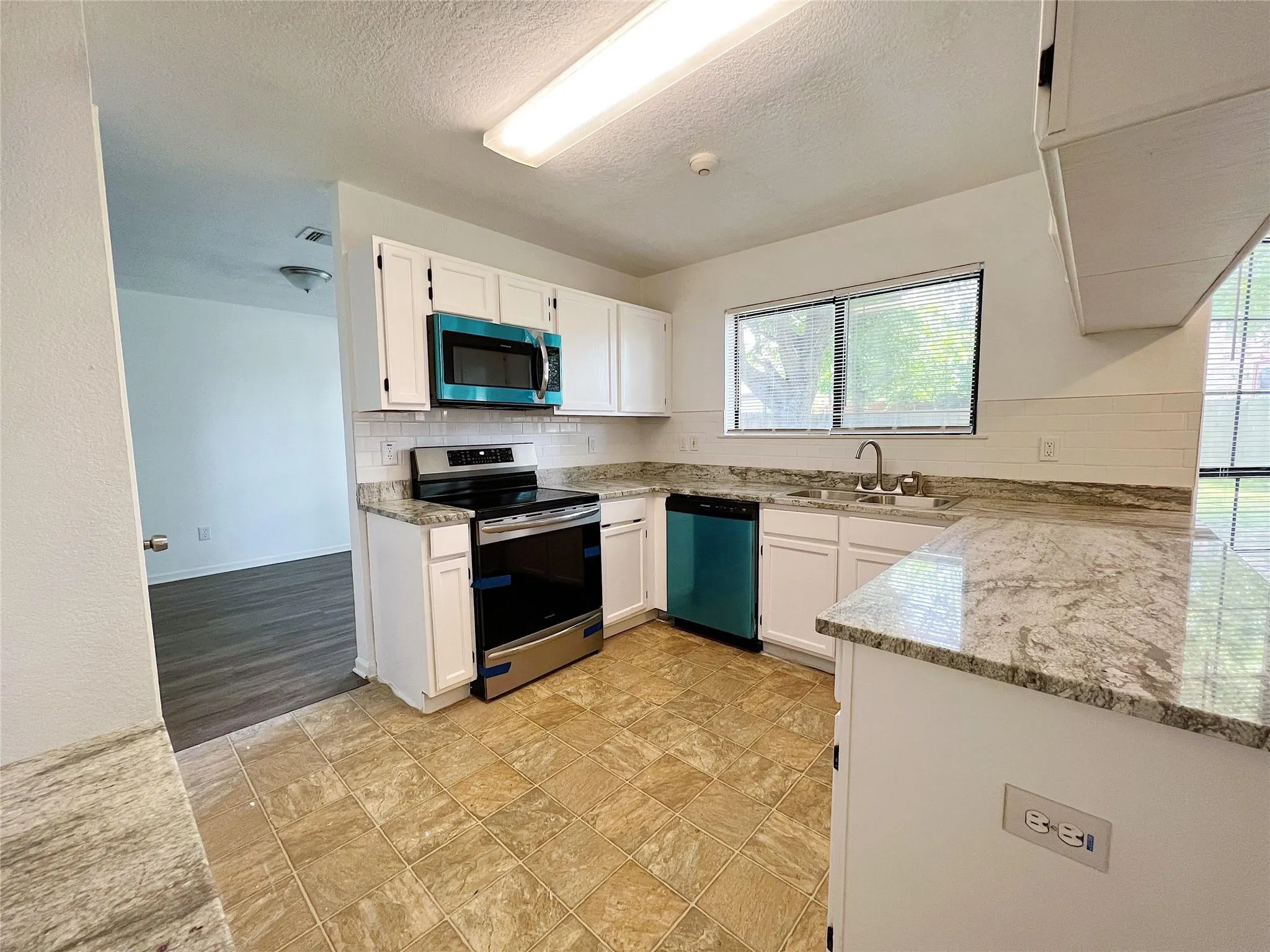 Single Family Residence For Rent in Tarrant County , 616 Valley Spring Drive, Arlington, Texas 76018, 3 Bedroom, 3 Bathroom, 2 Garage spaces, 1,730 Sqft, built in 1986, mls#21349350, Real Estate Agent in Arlington, Homes For Rent in Tarrant county, Homes For Rent in Arlington, Realtor in Arlington Texas, Real Estate Brokerage Independent Realty Texas, Luminita Cordes Realtor