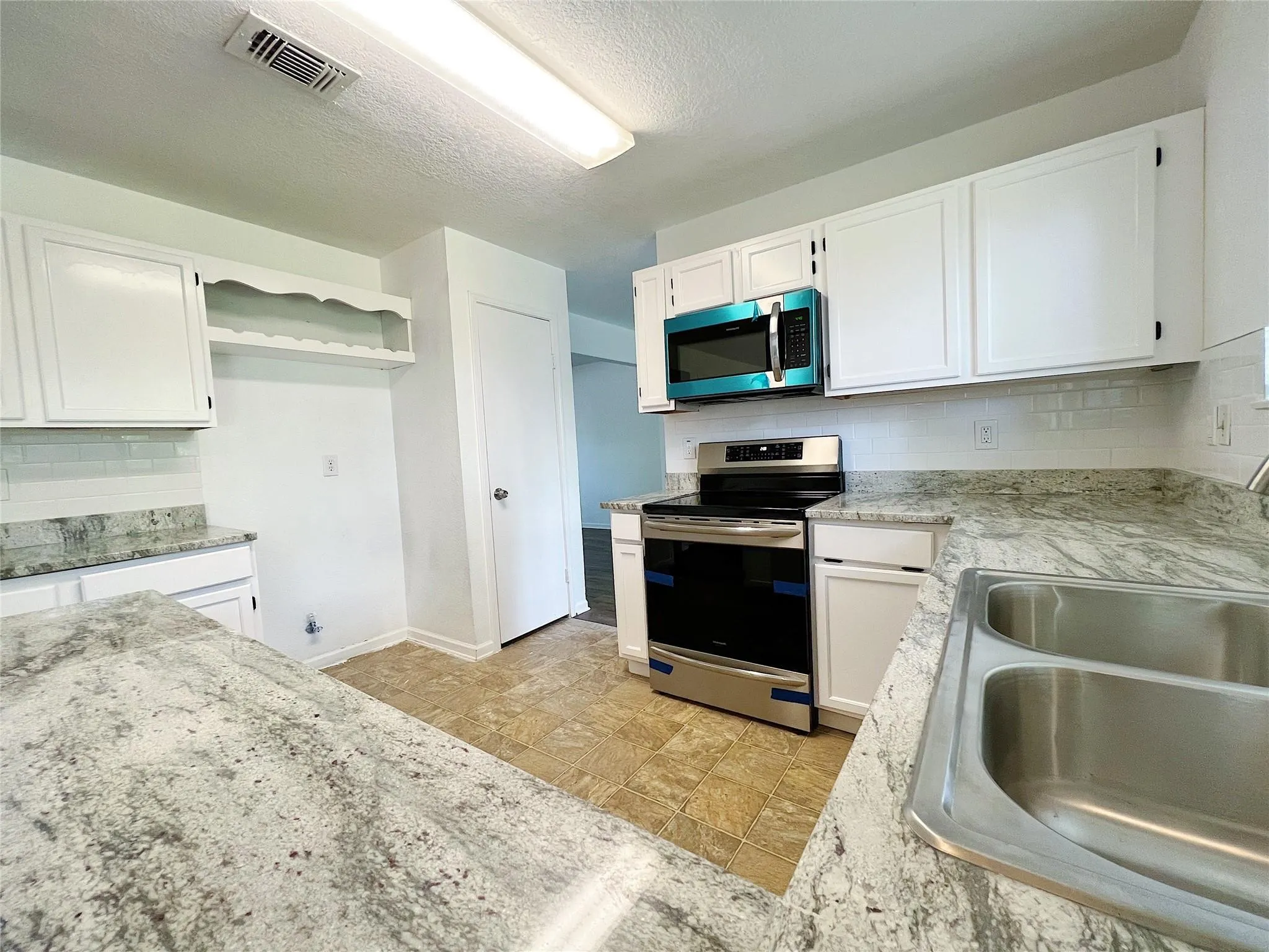 Single Family Residence For Rent in Tarrant County , 616 Valley Spring Drive, Arlington, Texas 76018, 3 Bedroom, 3 Bathroom, 2 Garage spaces, 1,730 Sqft, built in 1986, mls#21349350, Real Estate Agent in Arlington, Homes For Rent in Tarrant county, Homes For Rent in Arlington, Realtor in Arlington Texas, Real Estate Brokerage Independent Realty Texas, Luminita Cordes Realtor