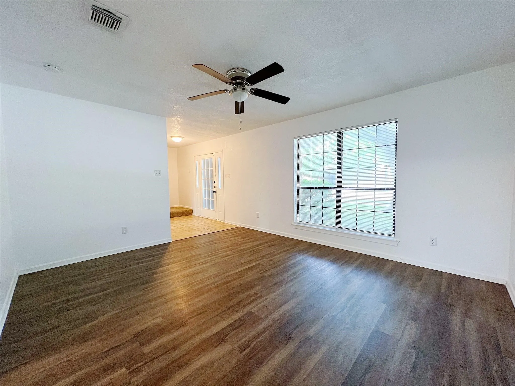 Single Family Residence For Rent in Tarrant County , 616 Valley Spring Drive, Arlington, Texas 76018, 3 Bedroom, 3 Bathroom, 2 Garage spaces, 1,730 Sqft, built in 1986, mls#21349350, Real Estate Agent in Arlington, Homes For Rent in Tarrant county, Homes For Rent in Arlington, Realtor in Arlington Texas, Real Estate Brokerage Independent Realty Texas, Luminita Cordes Realtor