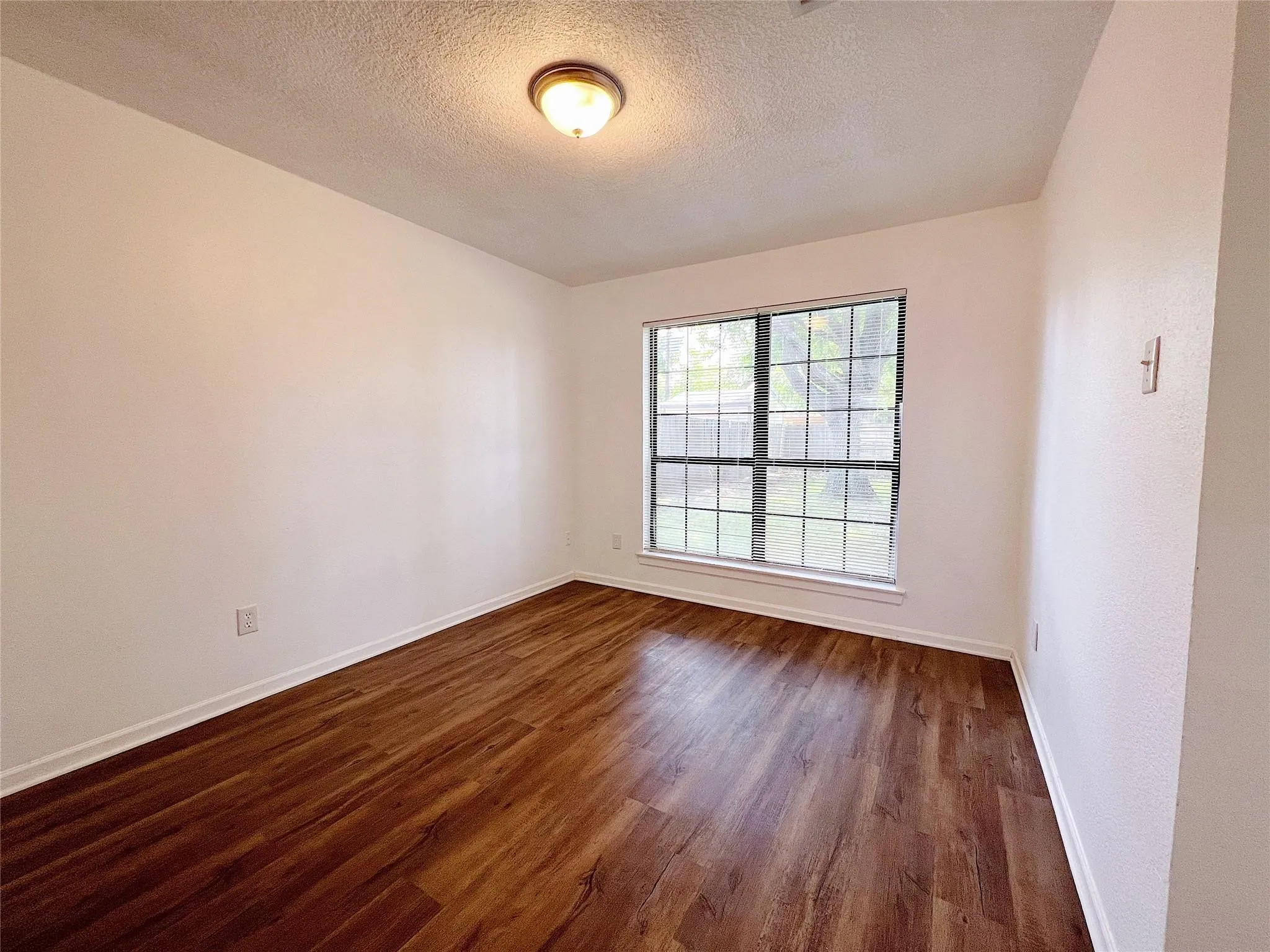 Single Family Residence For Rent in Tarrant County , 616 Valley Spring Drive, Arlington, Texas 76018, 3 Bedroom, 3 Bathroom, 2 Garage spaces, 1,730 Sqft, built in 1986, mls#21349350, Real Estate Agent in Arlington, Homes For Rent in Tarrant county, Homes For Rent in Arlington, Realtor in Arlington Texas, Real Estate Brokerage Independent Realty Texas, Luminita Cordes Realtor