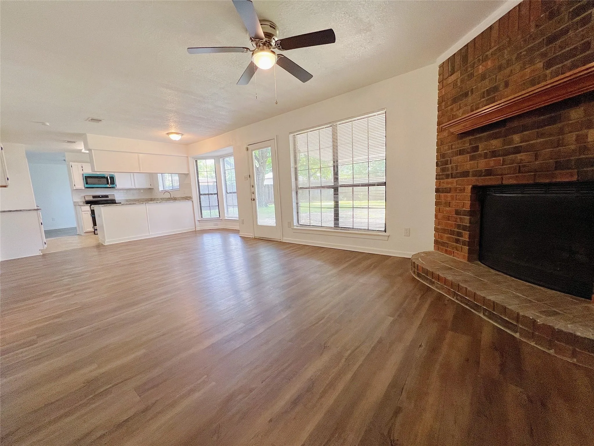 Single Family Residence For Rent in Tarrant County , 616 Valley Spring Drive, Arlington, Texas 76018, 3 Bedroom, 3 Bathroom, 2 Garage spaces, 1,730 Sqft, built in 1986, mls#21349350, Real Estate Agent in Arlington, Homes For Rent in Tarrant county, Homes For Rent in Arlington, Realtor in Arlington Texas, Real Estate Brokerage Independent Realty Texas, Luminita Cordes Realtor