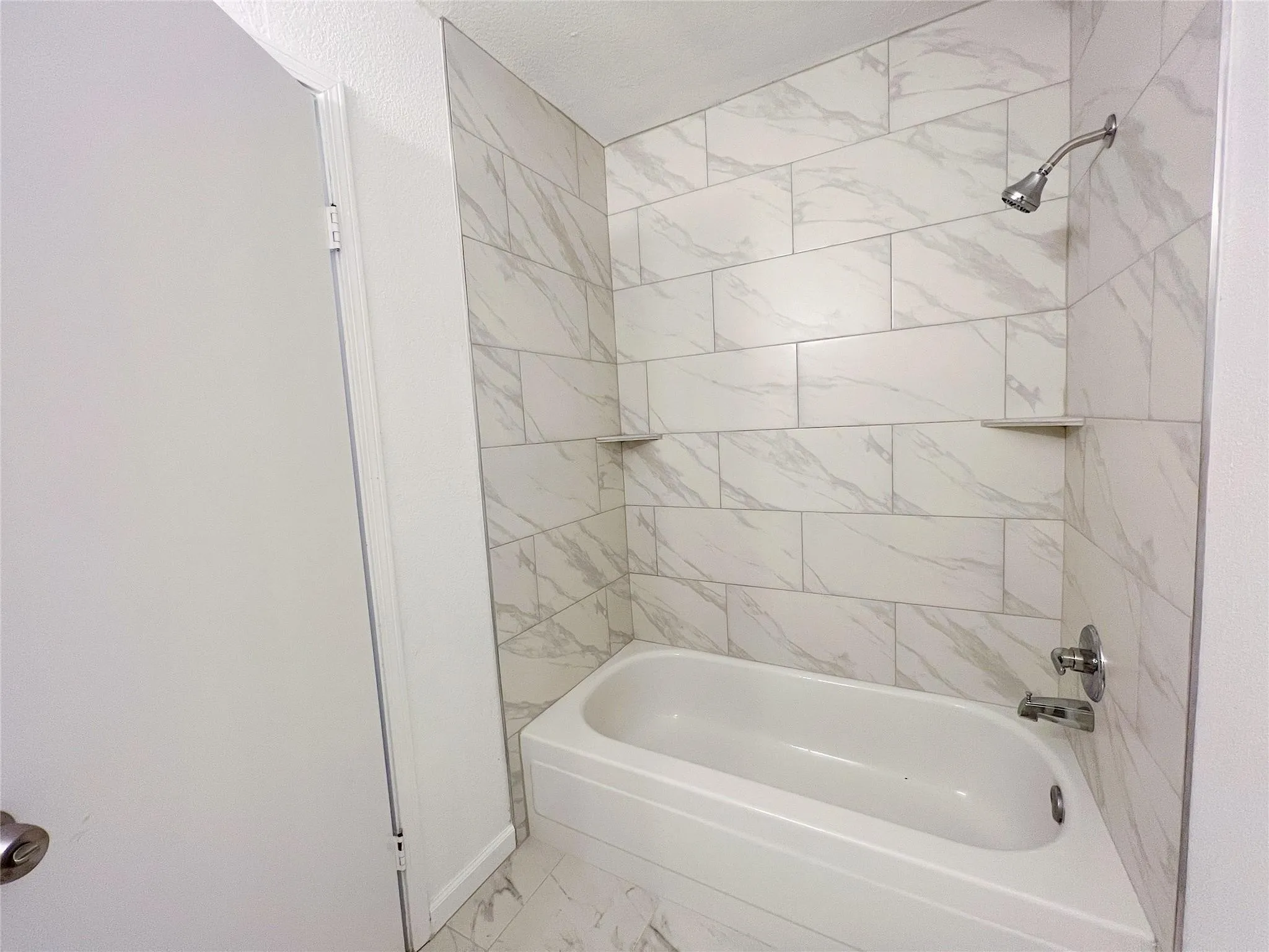 Single Family Residence For Rent in Tarrant County , 616 Valley Spring Drive, Arlington, Texas 76018, 3 Bedroom, 3 Bathroom, 2 Garage spaces, 1,730 Sqft, built in 1986, mls#21349350, Real Estate Agent in Arlington, Homes For Rent in Tarrant county, Homes For Rent in Arlington, Realtor in Arlington Texas, Real Estate Brokerage Independent Realty Texas, Luminita Cordes Realtor