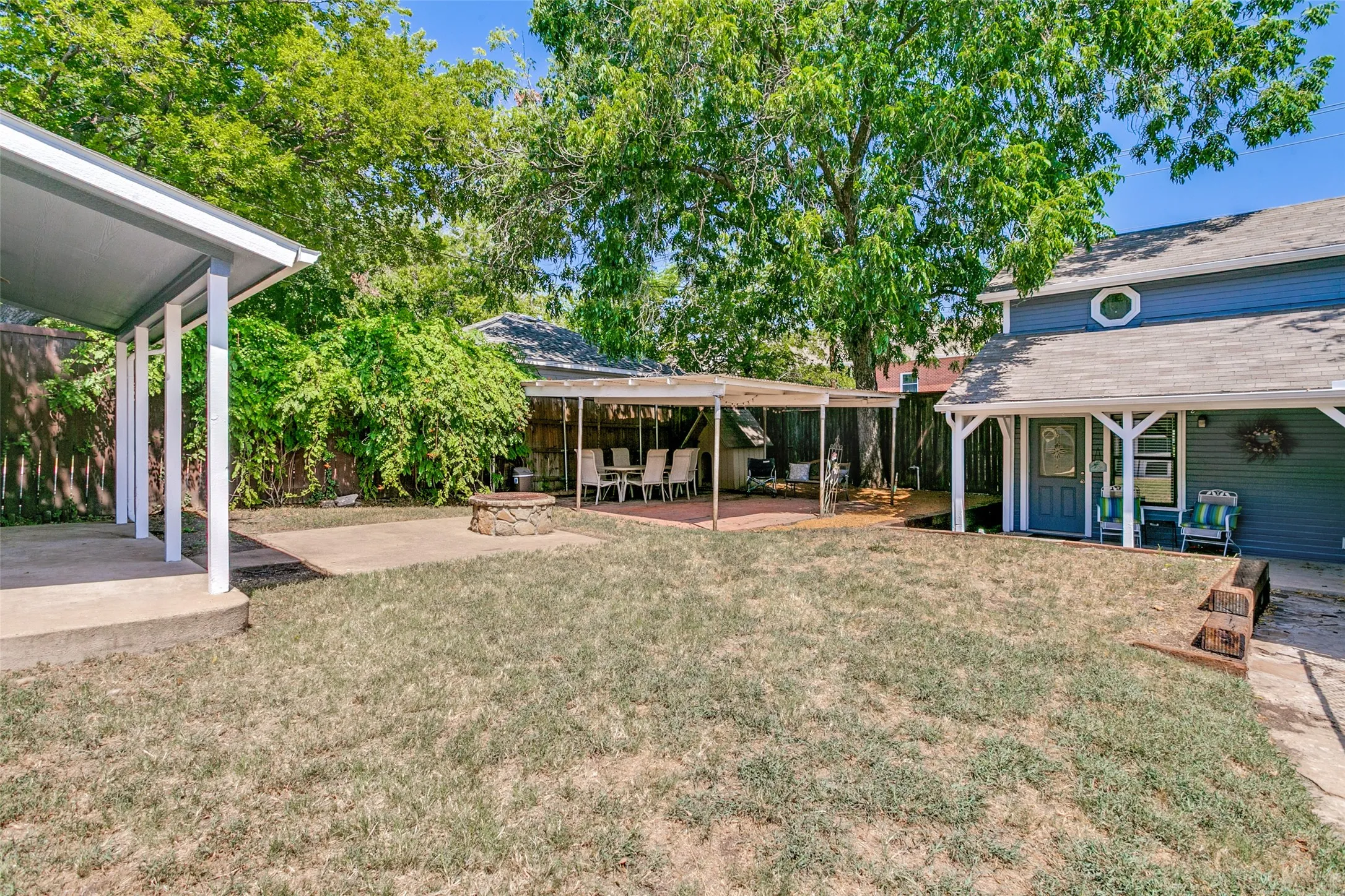 There is also a separate covered dining area for entertaining outdoors.