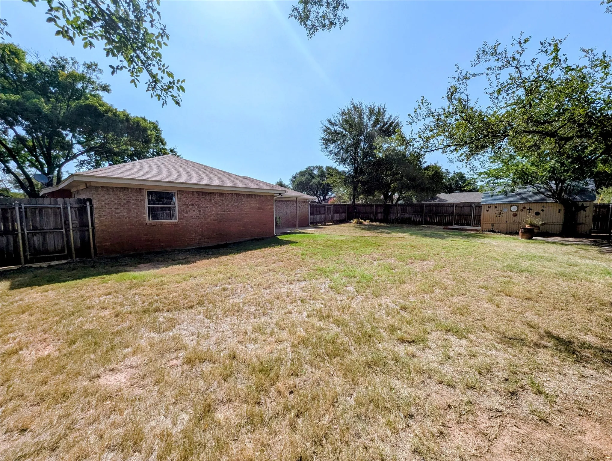 Single Family Residence For Rent in Hood County , 2100 N Rough Creek Court, Granbury, Texas 76048, 3 Bedroom, 2 Bathroom, Garage spaces, 1,676 Sqft, built in 1982, mls#21348932, Real Estate Agent in Granbury, Homes For Rent in Hood county, Homes For Rent in Granbury, Realtor in Granbury Texas, Real Estate Brokerage Independent Realty Texas, Luminita Cordes Realtor