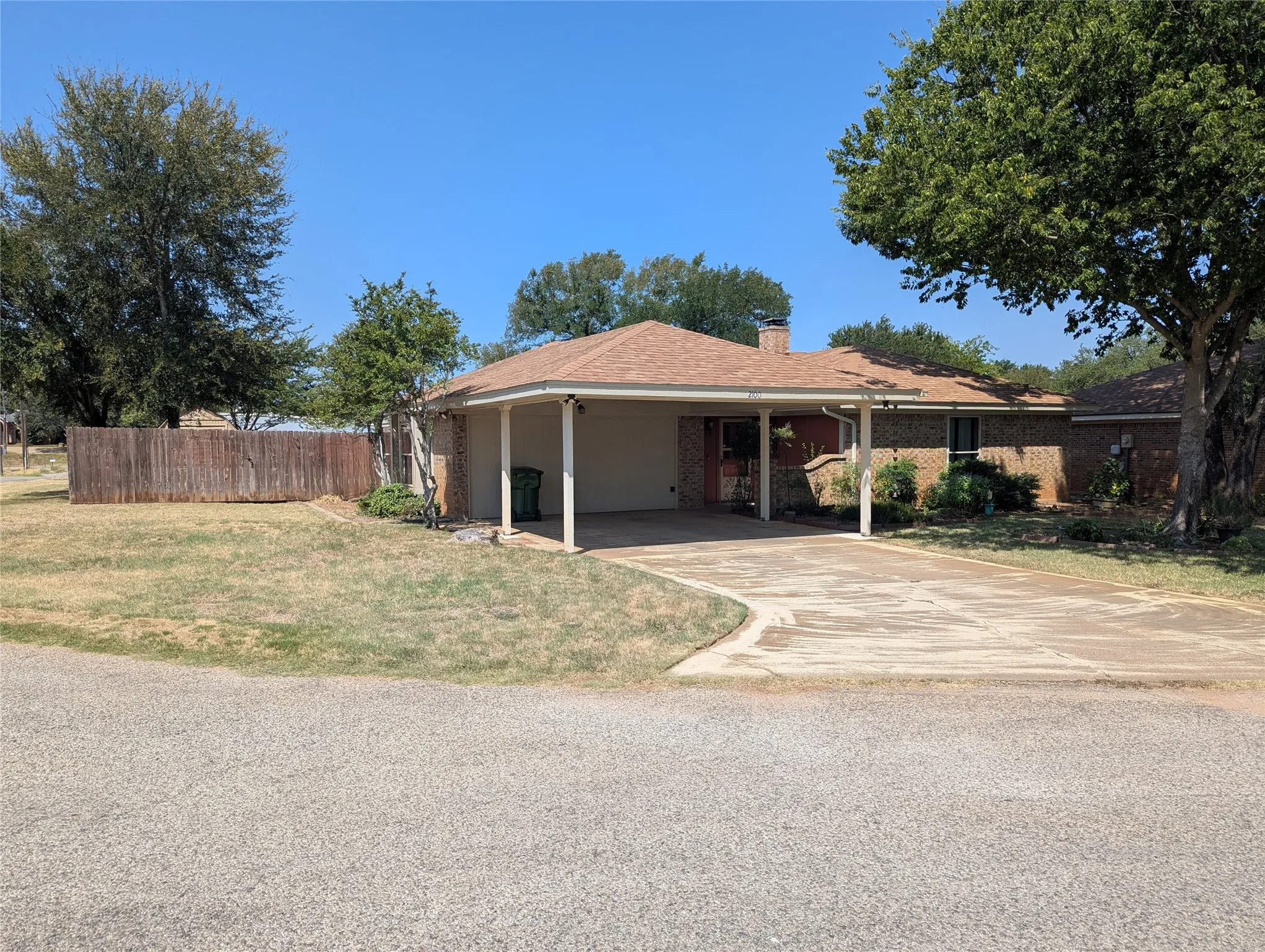 Single Family Residence For Rent in Hood County , 2100 N Rough Creek Court, Granbury, Texas 76048, 3 Bedroom, 2 Bathroom, Garage spaces, 1,676 Sqft, built in 1982, mls#21348932, Real Estate Agent in Granbury, Homes For Rent in Hood county, Homes For Rent in Granbury, Realtor in Granbury Texas, Real Estate Brokerage Independent Realty Texas, Luminita Cordes Realtor