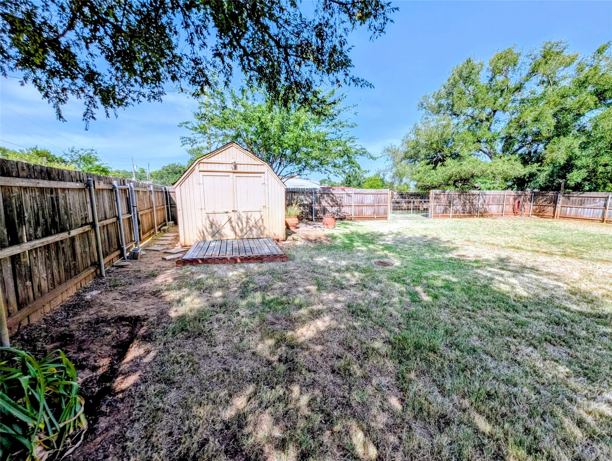 Single Family Residence For Rent in Hood County , 2100 N Rough Creek Court, Granbury, Texas 76048, 3 Bedroom, 2 Bathroom, Garage spaces, 1,676 Sqft, built in 1982, mls#21348932, Real Estate Agent in Granbury, Homes For Rent in Hood county, Homes For Rent in Granbury, Realtor in Granbury Texas, Real Estate Brokerage Independent Realty Texas, Luminita Cordes Realtor