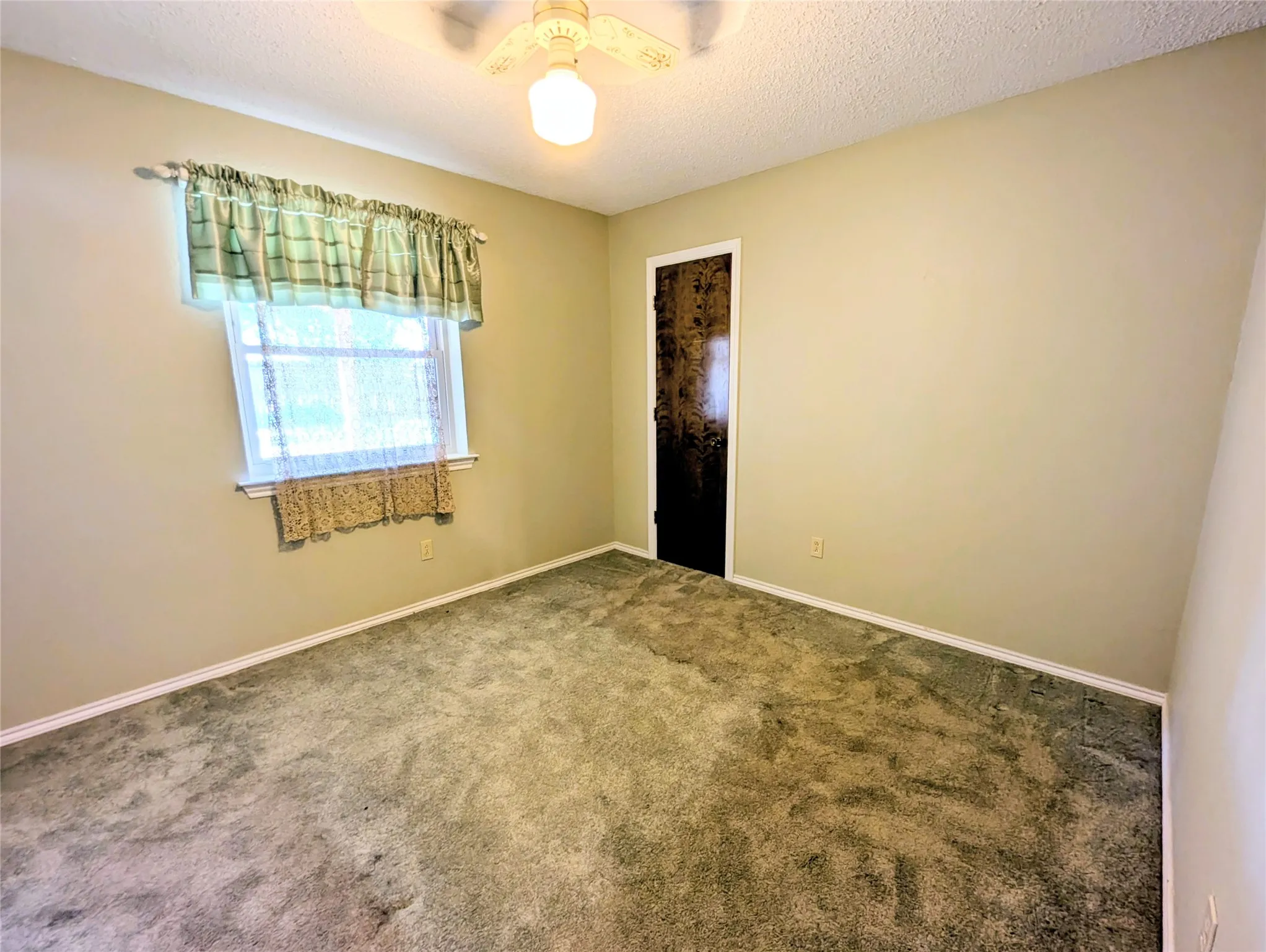 Single Family Residence For Rent in Hood County , 2100 N Rough Creek Court, Granbury, Texas 76048, 3 Bedroom, 2 Bathroom, Garage spaces, 1,676 Sqft, built in 1982, mls#21348932, Real Estate Agent in Granbury, Homes For Rent in Hood county, Homes For Rent in Granbury, Realtor in Granbury Texas, Real Estate Brokerage Independent Realty Texas, Luminita Cordes Realtor