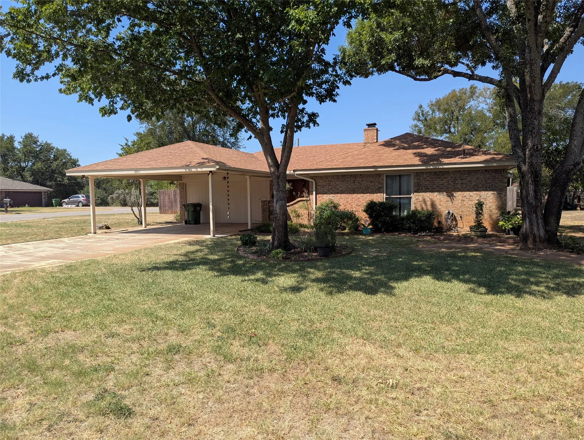 Single Family Residence For Rent in Hood County , 2100 N Rough Creek Court, Granbury, Texas 76048, 3 Bedroom, 2 Bathroom, Garage spaces, 1,676 Sqft, built in 1982, mls#21348932, Real Estate Agent in Granbury, Homes For Rent in Hood county, Homes For Rent in Granbury, Realtor in Granbury Texas, Real Estate Brokerage Independent Realty Texas, Luminita Cordes Realtor
