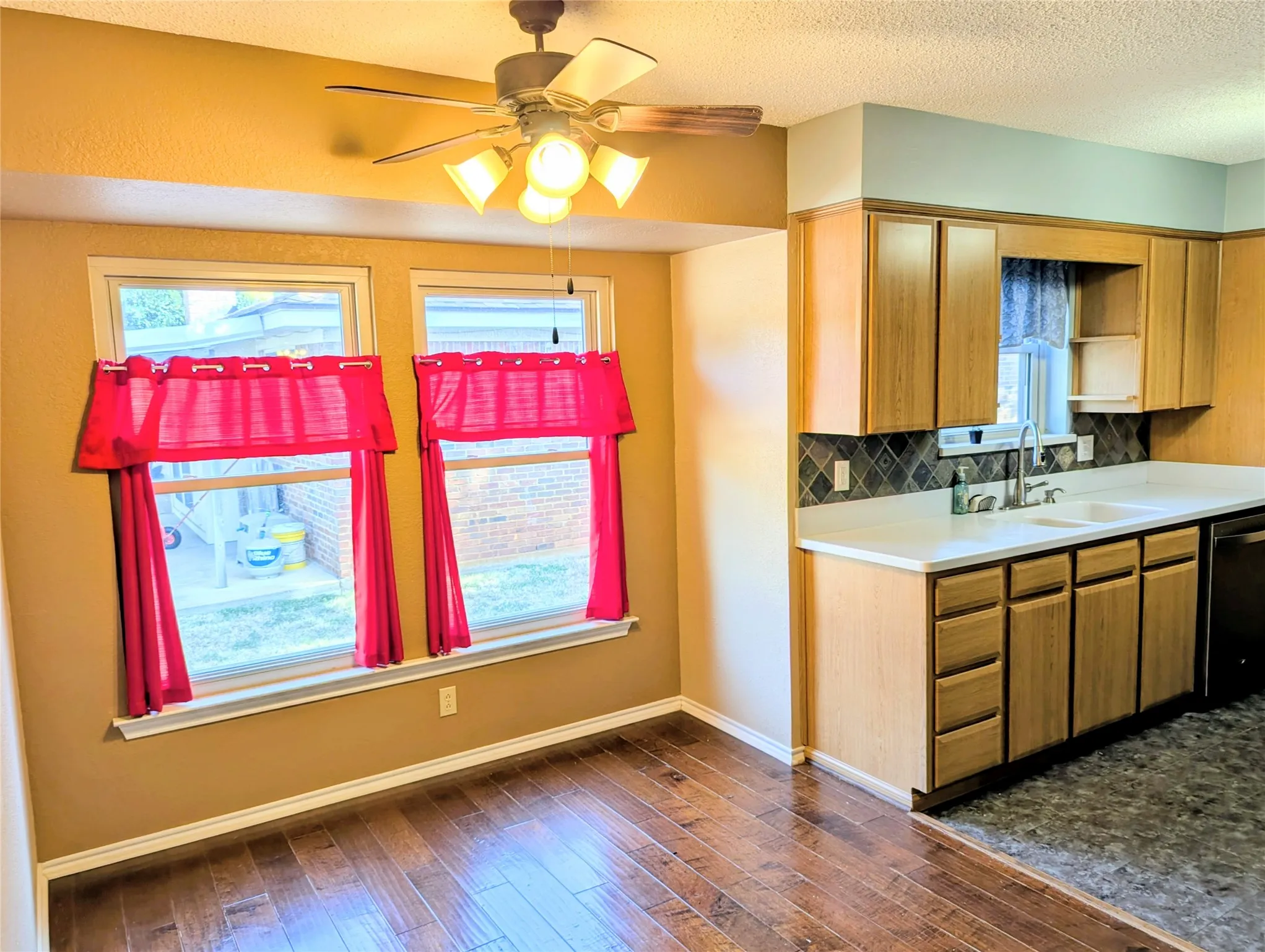 Single Family Residence For Rent in Hood County , 2100 N Rough Creek Court, Granbury, Texas 76048, 3 Bedroom, 2 Bathroom, Garage spaces, 1,676 Sqft, built in 1982, mls#21348932, Real Estate Agent in Granbury, Homes For Rent in Hood county, Homes For Rent in Granbury, Realtor in Granbury Texas, Real Estate Brokerage Independent Realty Texas, Luminita Cordes Realtor