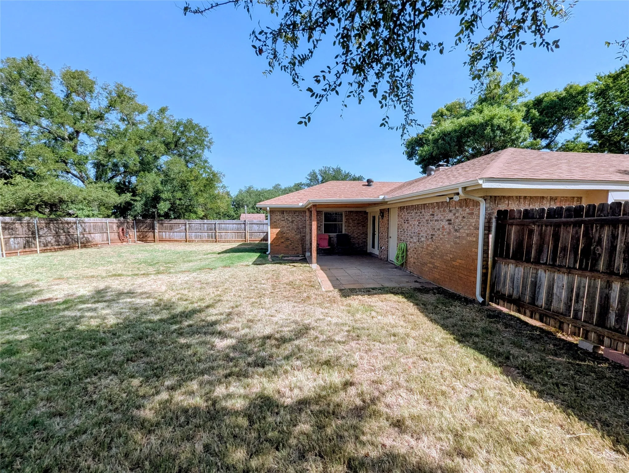 Single Family Residence For Rent in Hood County , 2100 N Rough Creek Court, Granbury, Texas 76048, 3 Bedroom, 2 Bathroom, Garage spaces, 1,676 Sqft, built in 1982, mls#21348932, Real Estate Agent in Granbury, Homes For Rent in Hood county, Homes For Rent in Granbury, Realtor in Granbury Texas, Real Estate Brokerage Independent Realty Texas, Luminita Cordes Realtor