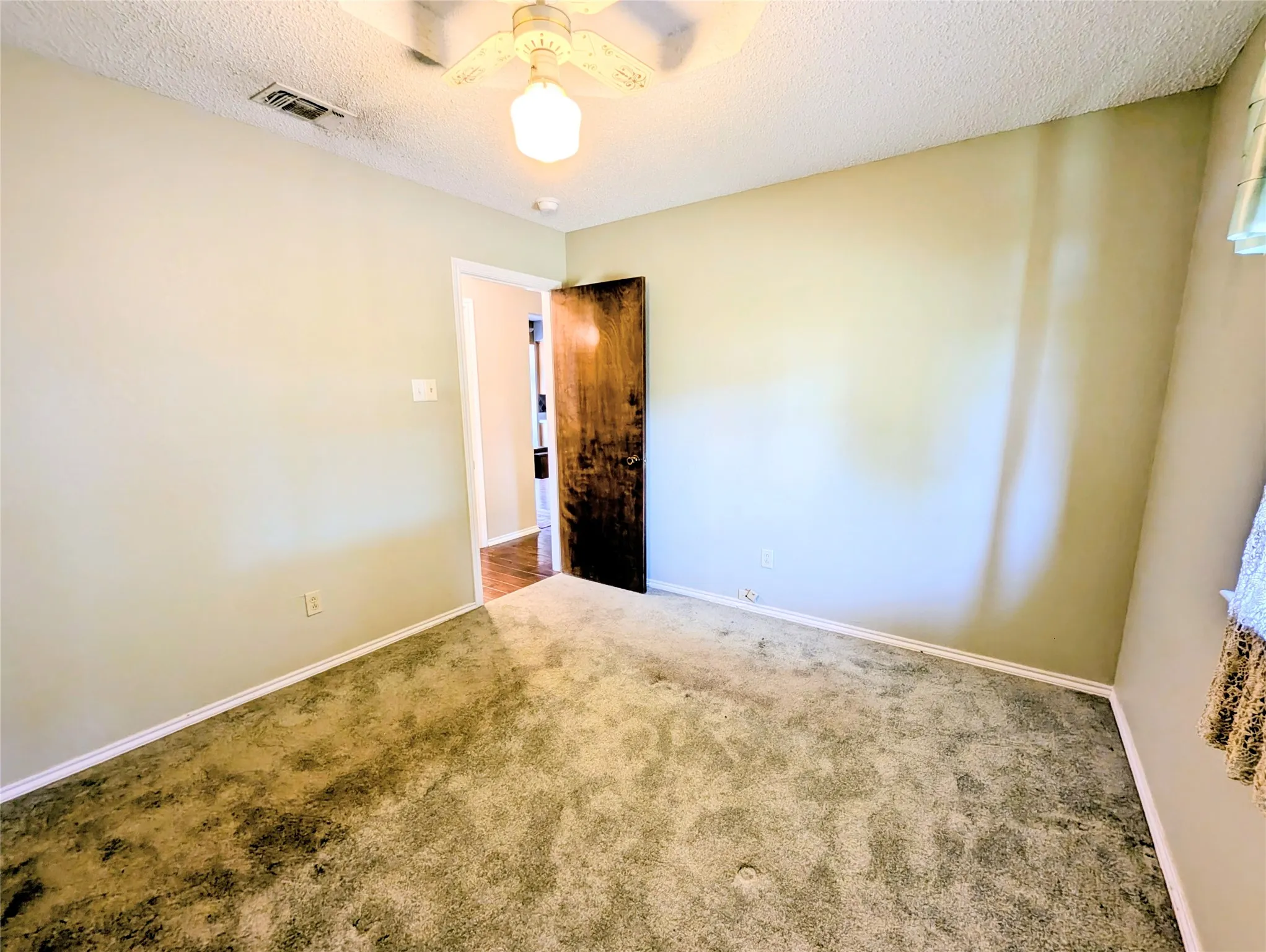 Single Family Residence For Rent in Hood County , 2100 N Rough Creek Court, Granbury, Texas 76048, 3 Bedroom, 2 Bathroom, Garage spaces, 1,676 Sqft, built in 1982, mls#21348932, Real Estate Agent in Granbury, Homes For Rent in Hood county, Homes For Rent in Granbury, Realtor in Granbury Texas, Real Estate Brokerage Independent Realty Texas, Luminita Cordes Realtor